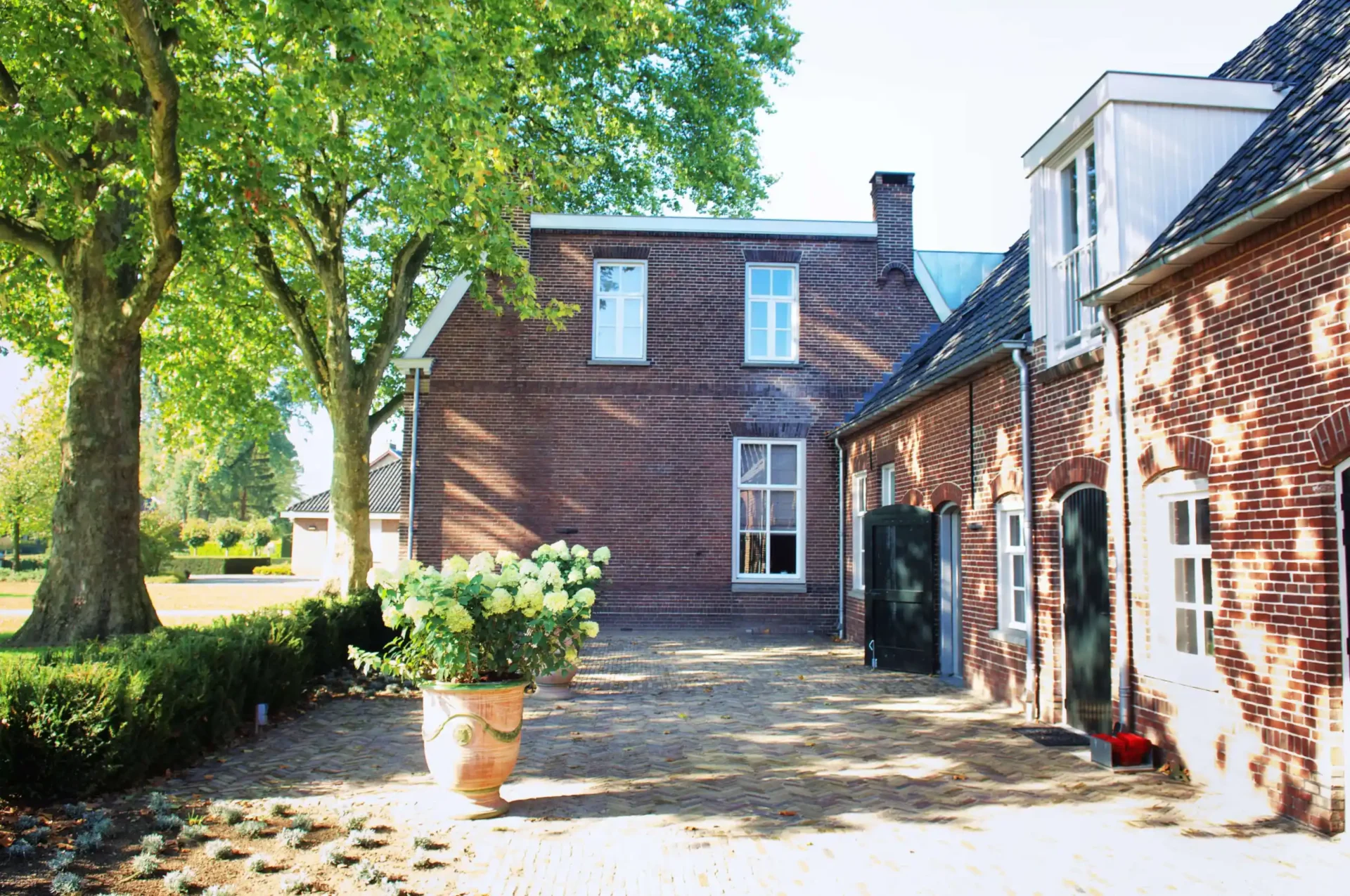 Zijaanzicht Boerderij Plataanhof