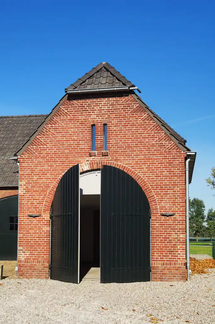 Openslaande deuren aan de buitenzijde van Boerderij Plataanhof