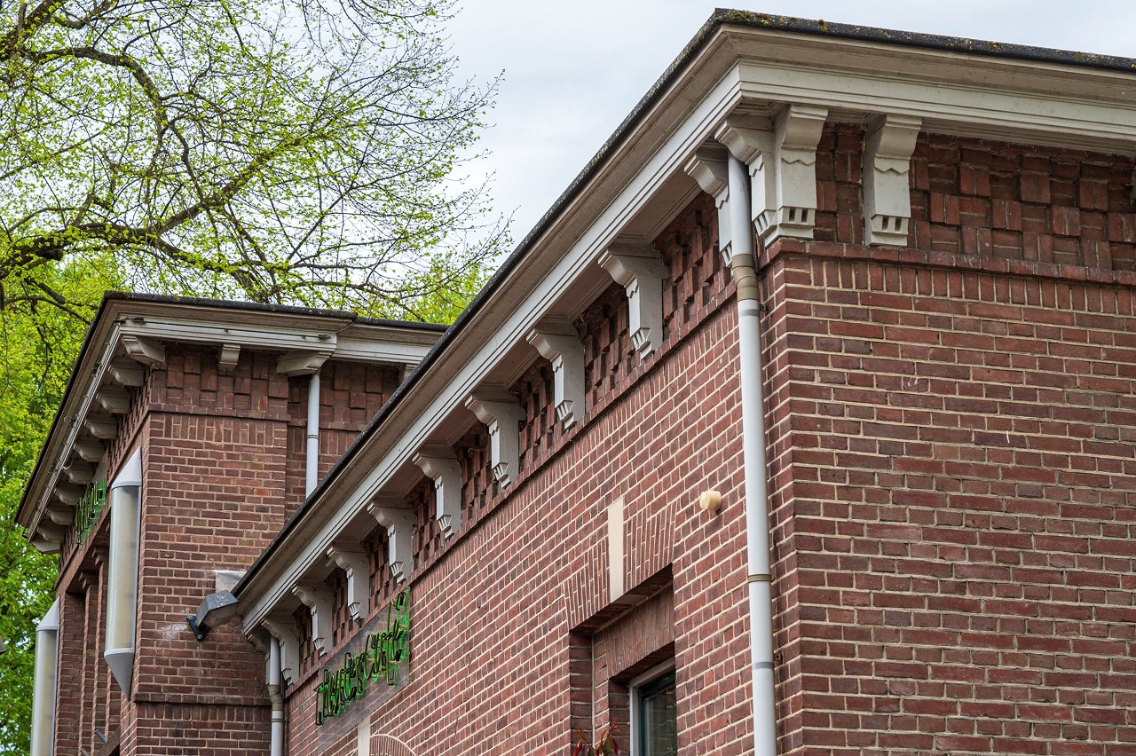 Detailfoto van gevel van de Groene Engel in Oss