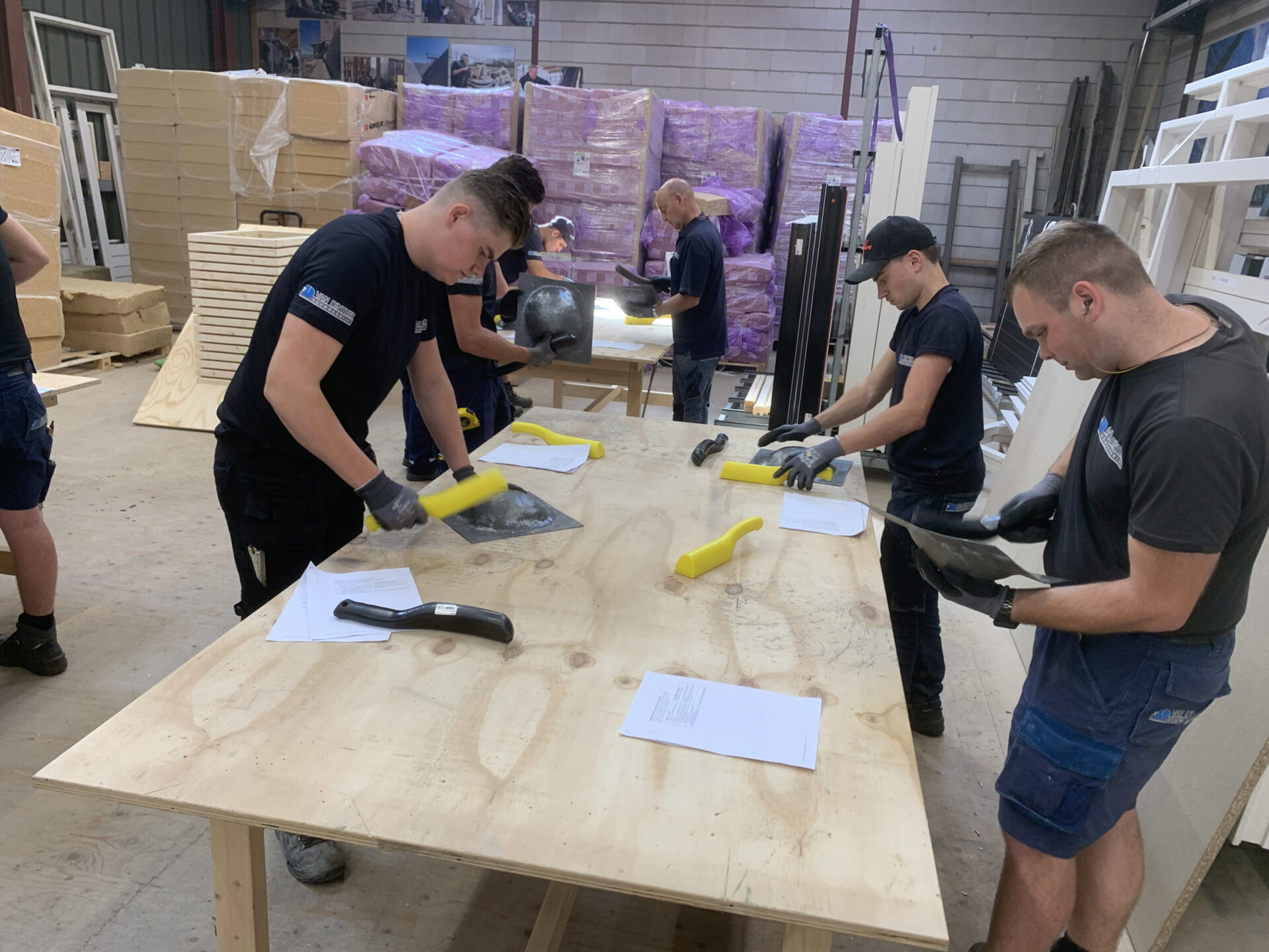 Medewerkers van Van Dinther volgen een cursus verwerking van lood