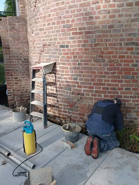 Medewerker van Van Dinther op pontons aan de waterburcht van het Kasteel in Well