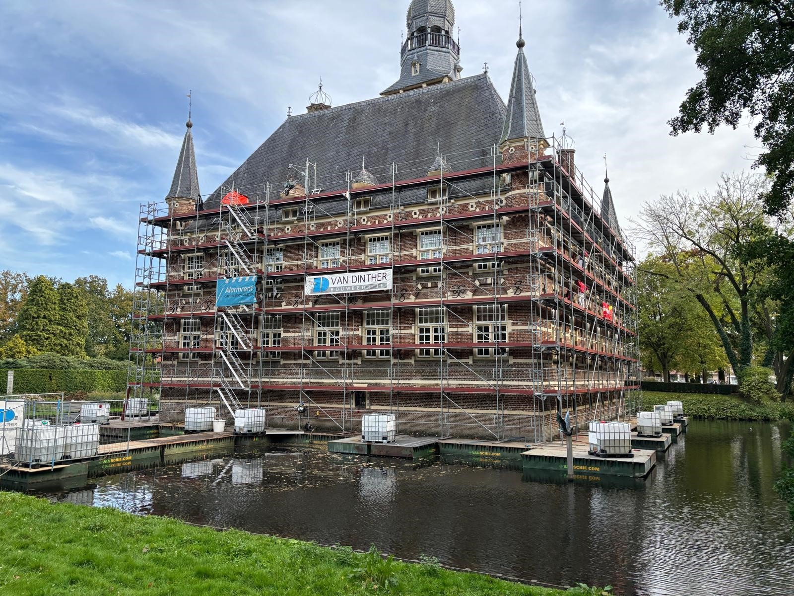Kasteel Wijchen tijdens restauratiewerkzaamheden. Het kasteel staat in de steigers