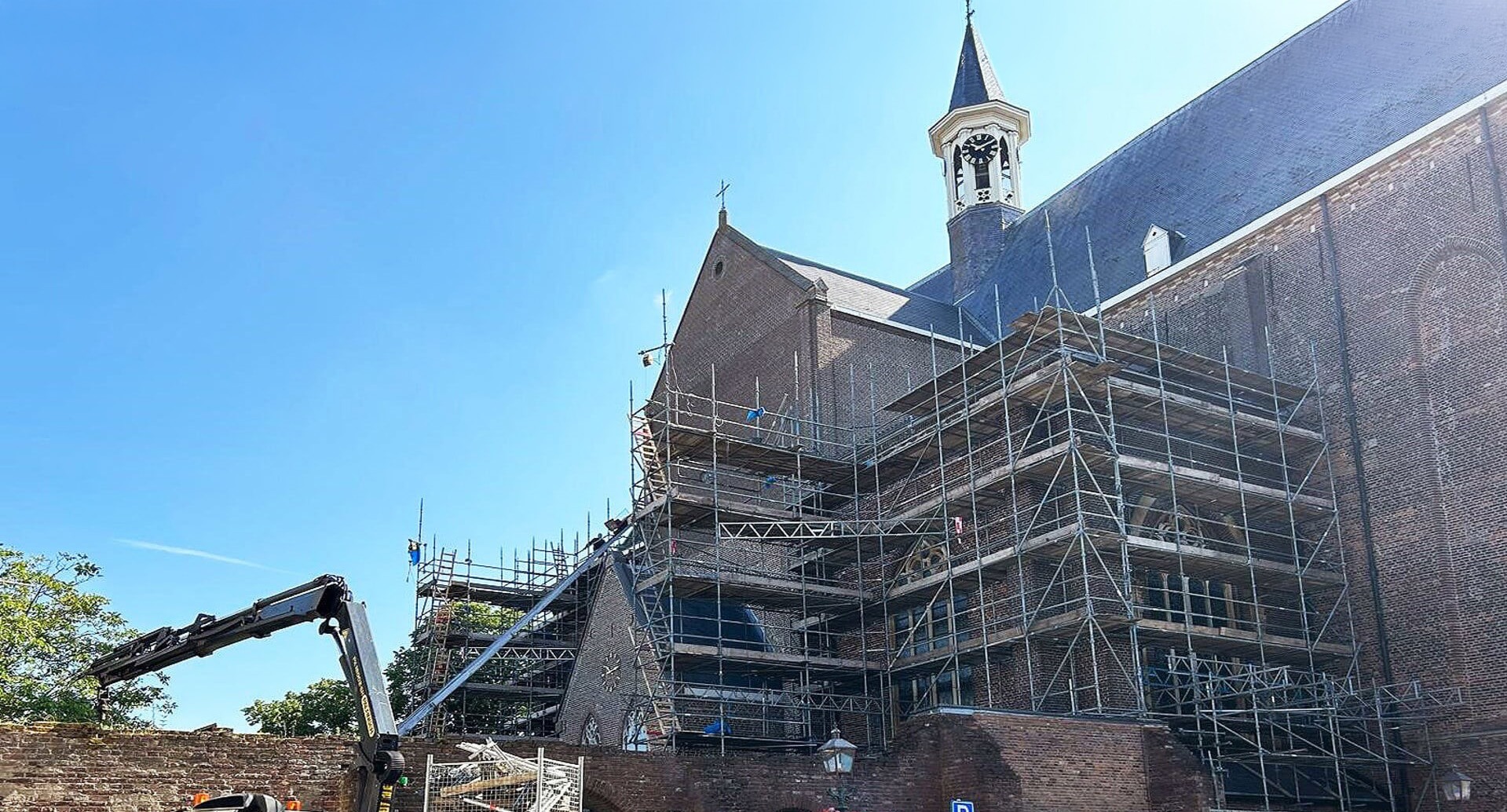 Restauratiewerkzaamheden bij de kerk in Grave. De kerk staat in de steigers