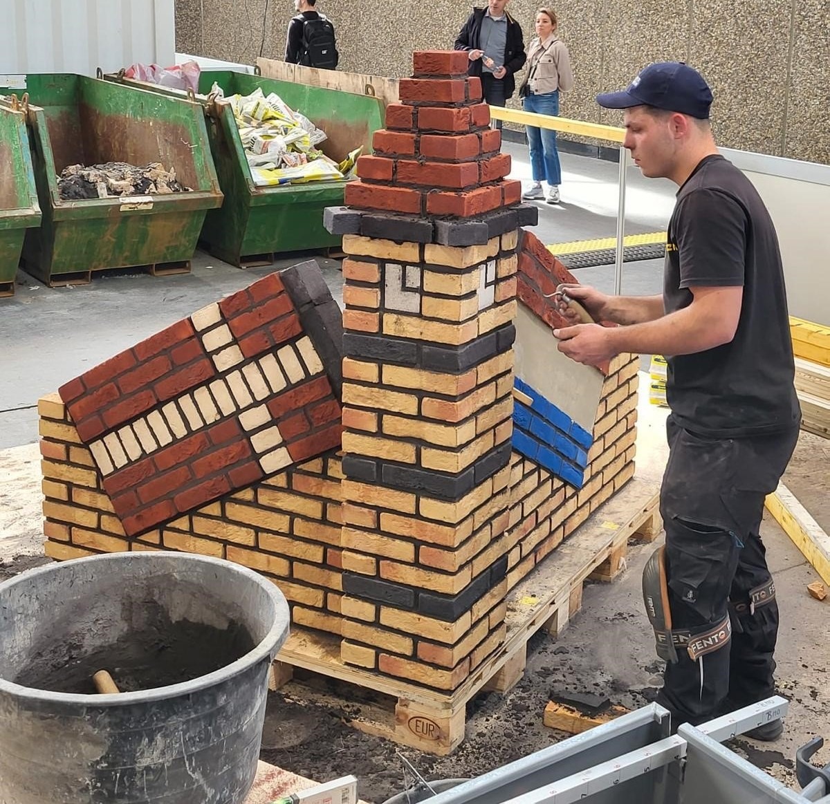 Leerling van Van Dinther aan het metselen op de World Skills in Amsterdam