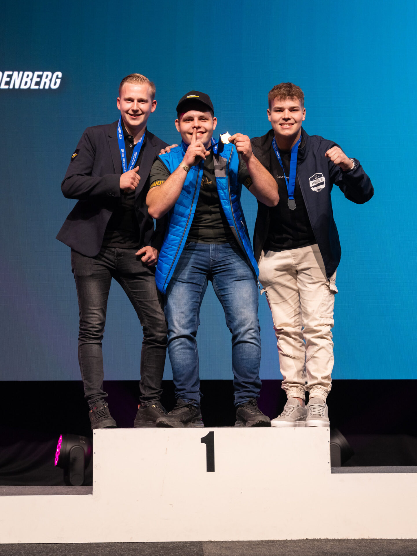Leerling van Van Dinther is uitgeroepen tot beste metselaar op de World Skills in Amsterdam. Hij staat op het podium met twee anderen