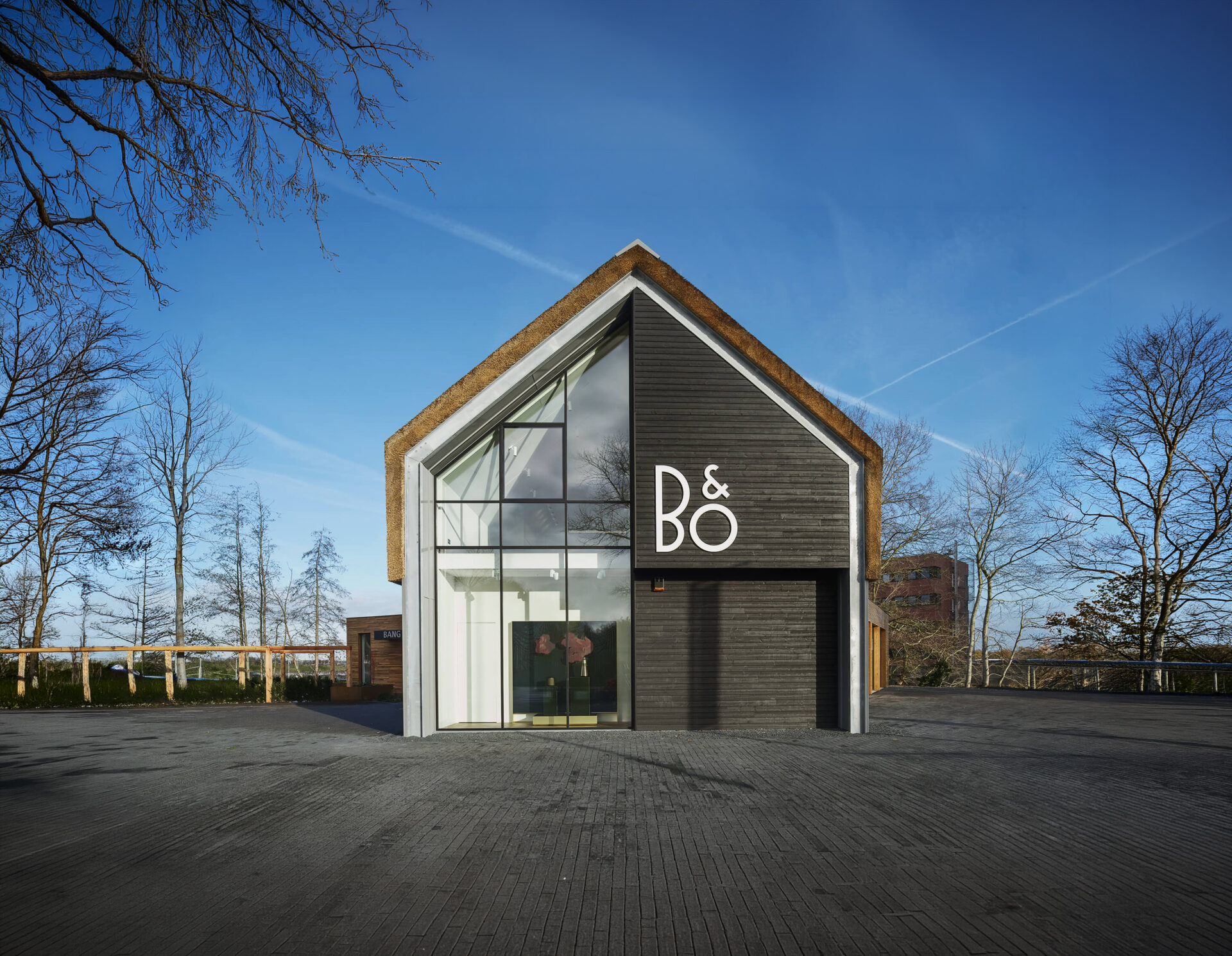 Vooraanzicht van het Bang en Olufsen Experience Center