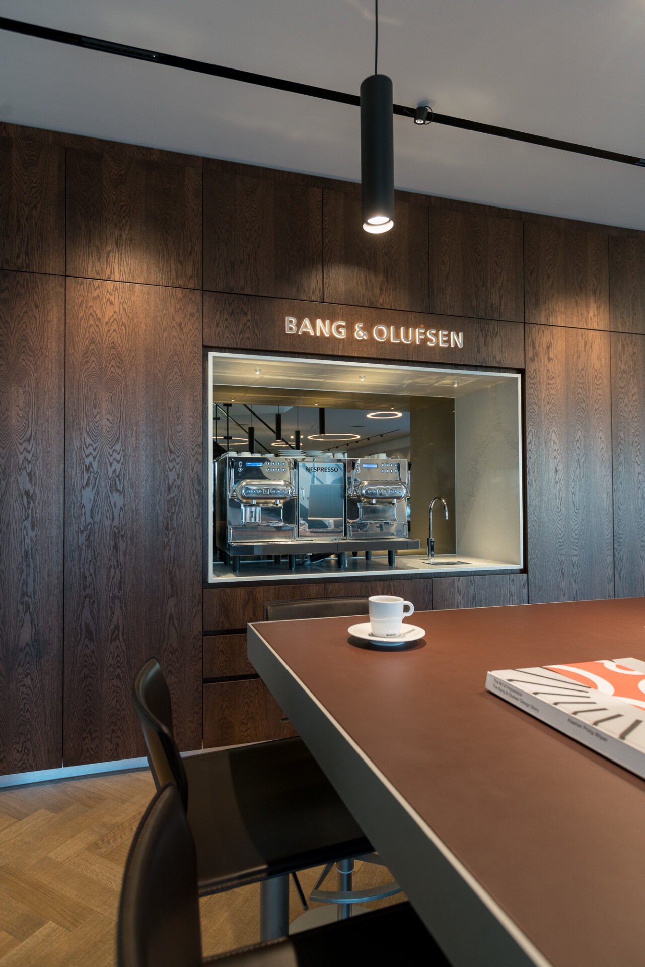 De koffie ruimte met Nespresso koffiezetapparaat aan de binnenzijde van het Bang en Olufsen Experience Center
