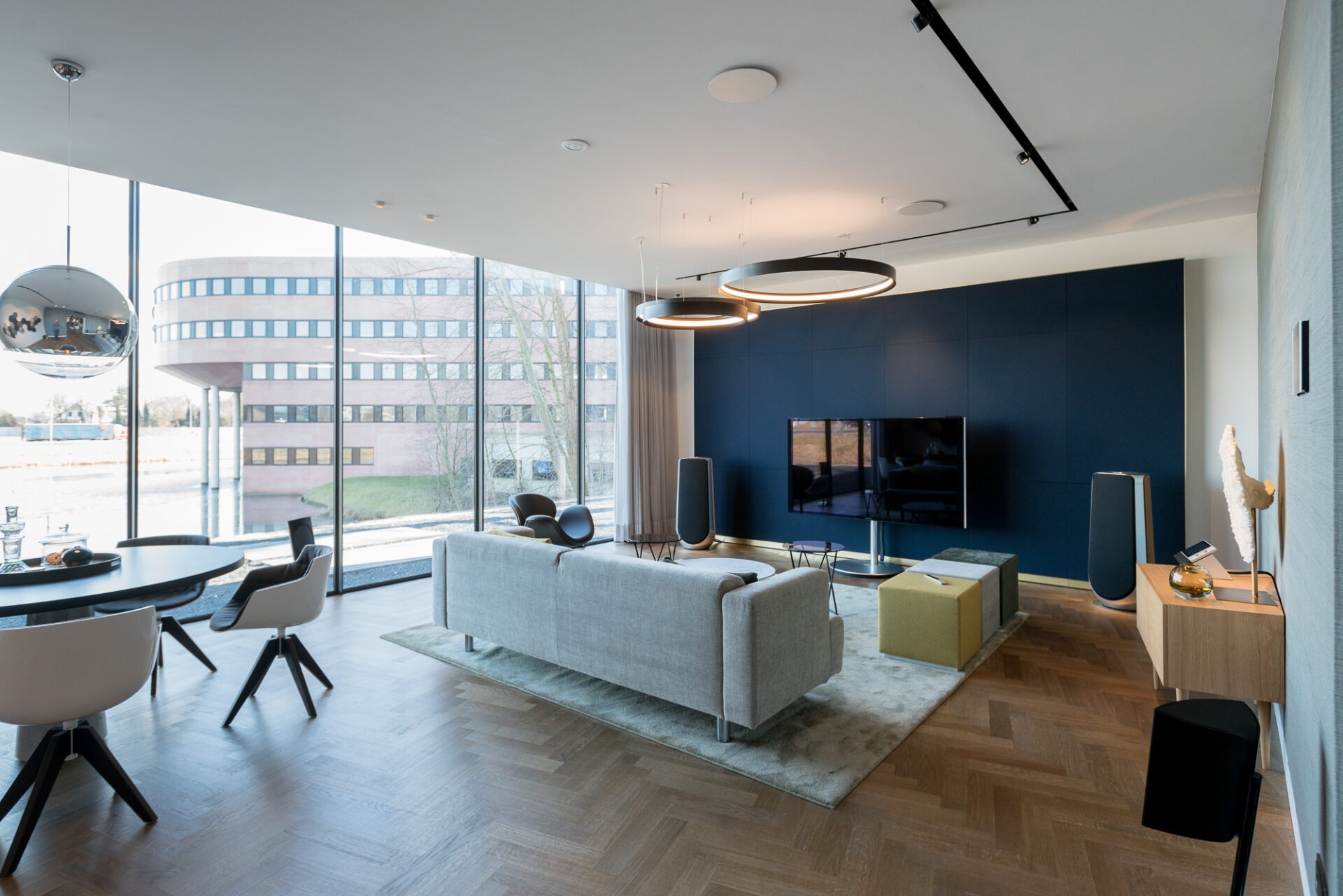 Woonkamer setting met twee Bang en Olufsen audio en televisie in het Bang en Olufsen Experience Center