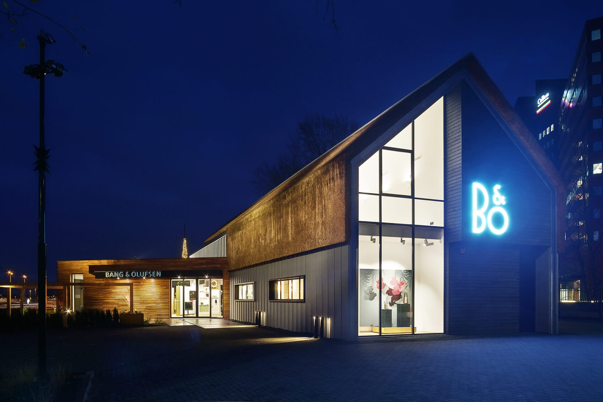 Vooraanzicht van het Bang en Olufsen Experience Center in de avond
