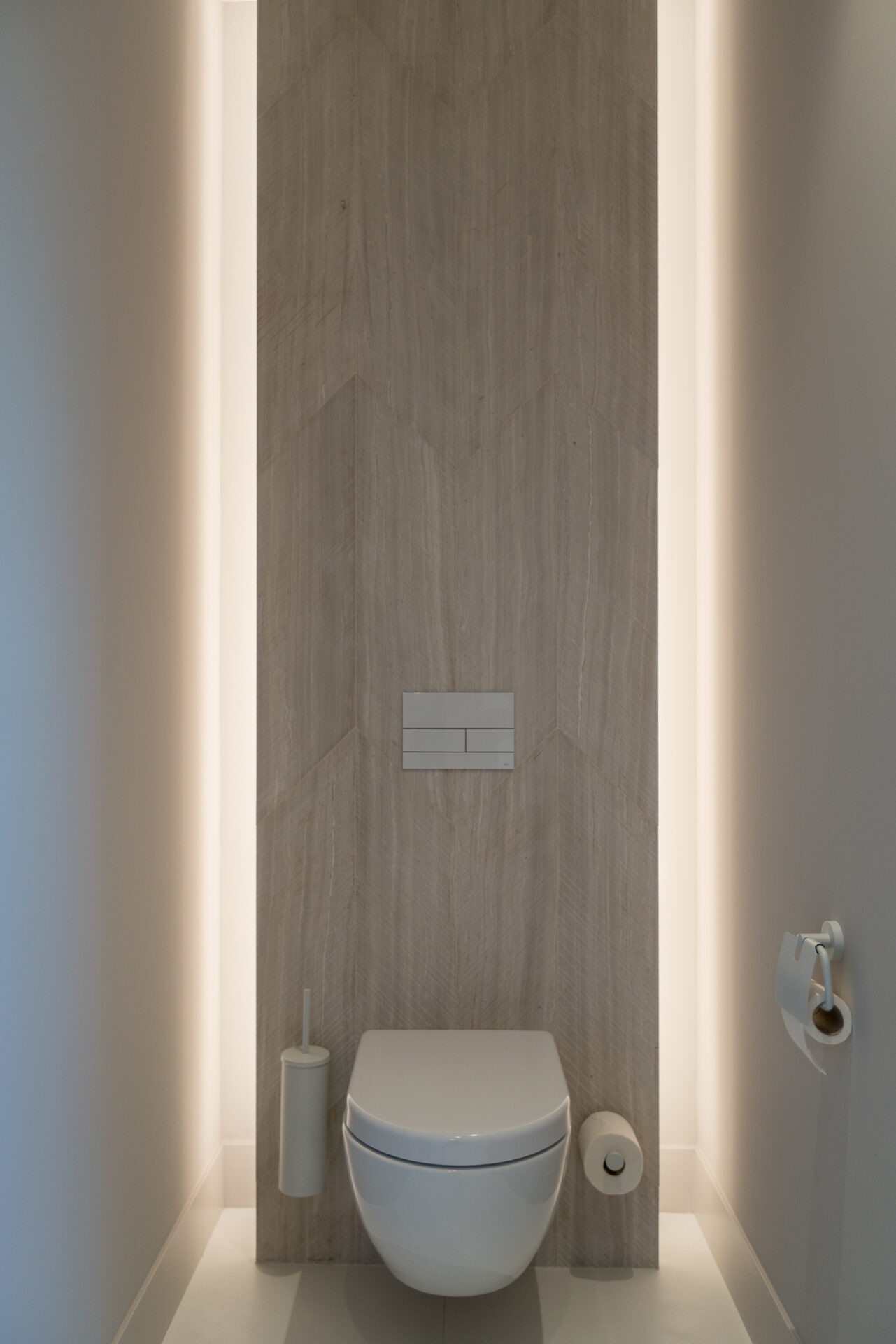 Toiletruimte met ledverlichting in het Bang en Olufsen Experience Center