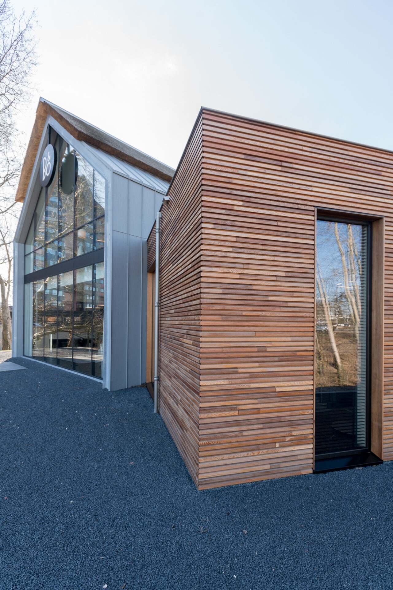 Detailfoto van het hout aan de buitenzijde van het Bang en Olufsen Experience center