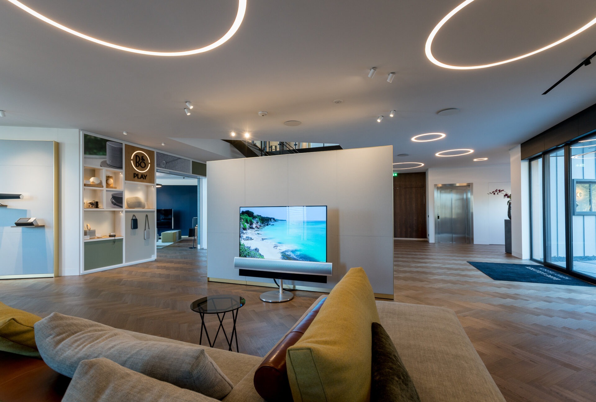 Een woonkamer setting met daarin Bang en Olufsen televisie en audio in het Bang en Olufsen Experience center