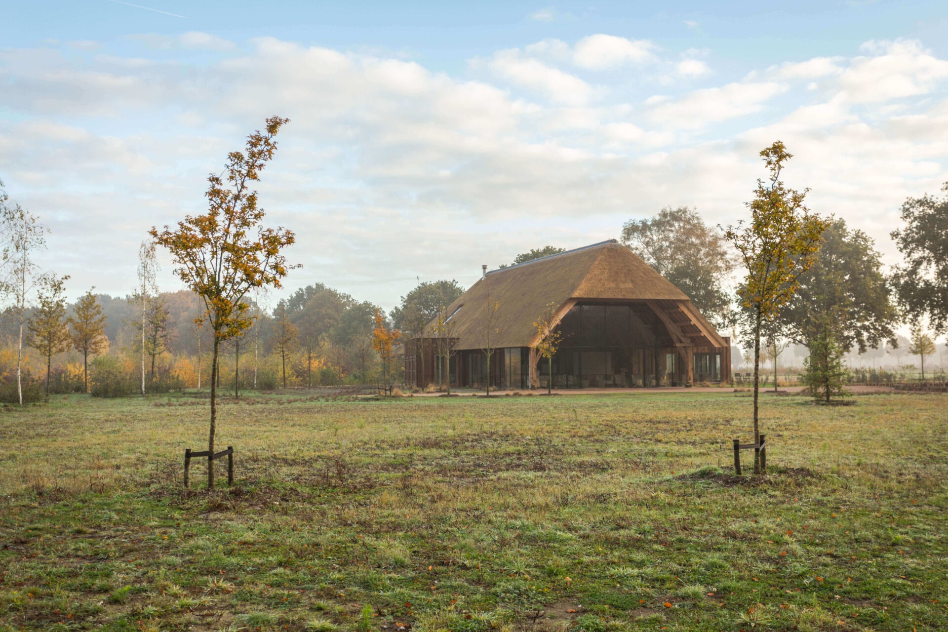 Achteraanzicht met tuin van Ceremonieruimte de Maashorst