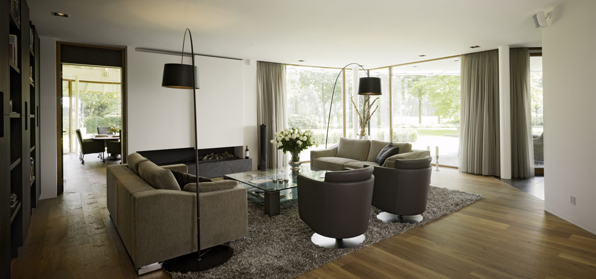 Woonkamer van Landhuis Lage Wijst met haard, 2 banken en twee stoelen