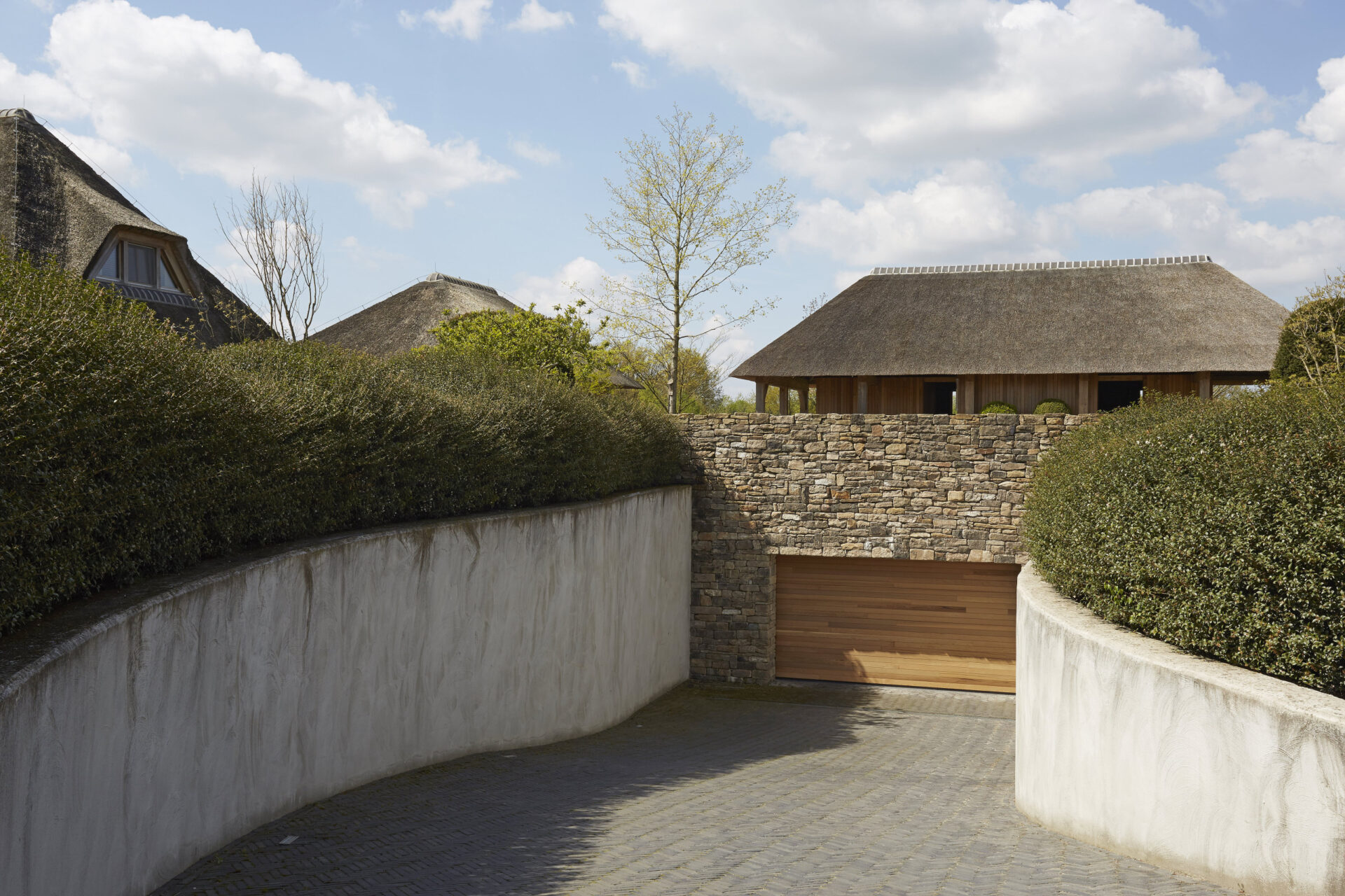 Weg naar de onderkelderde garage