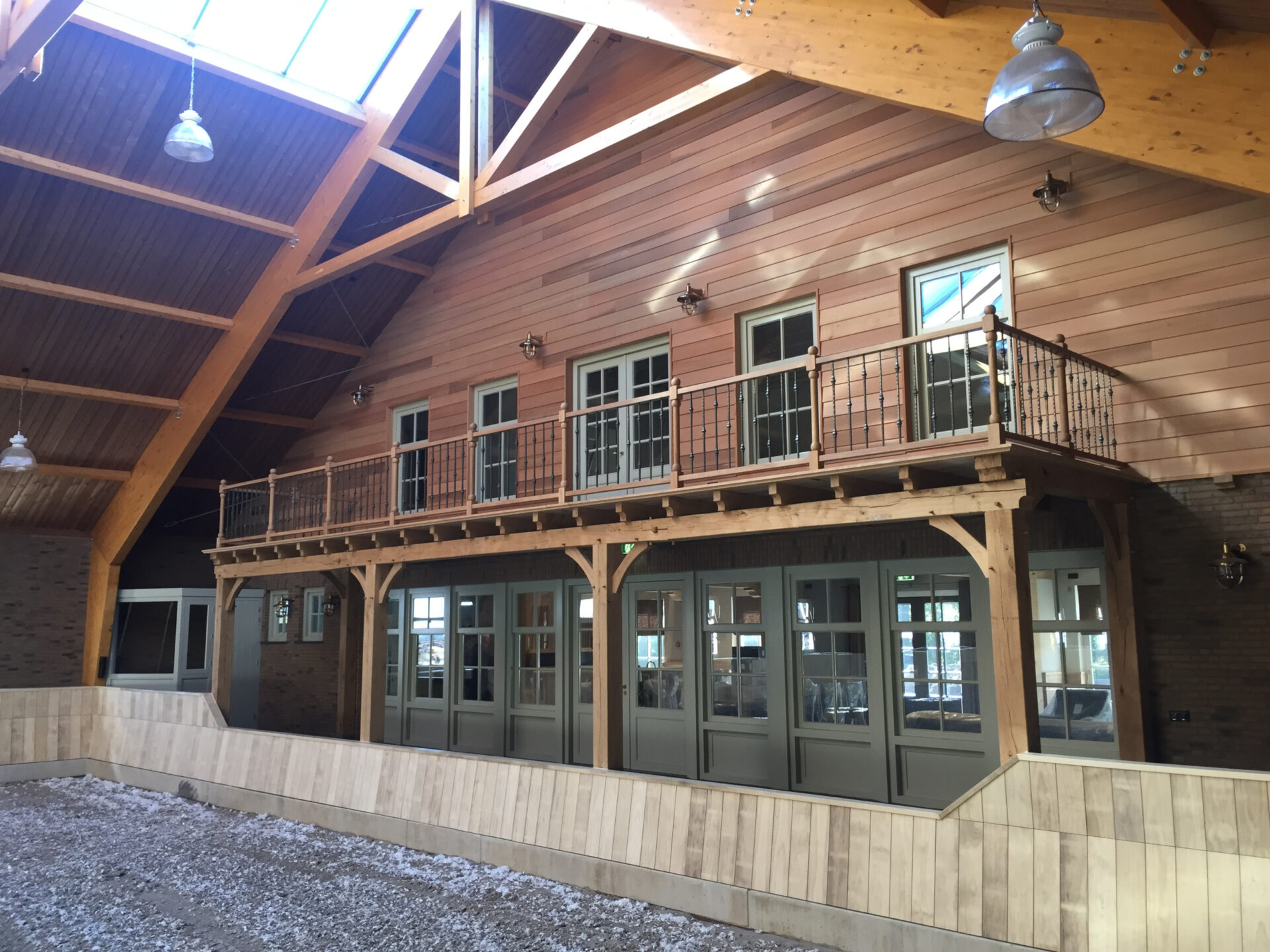 Houten balkon boven rijbak