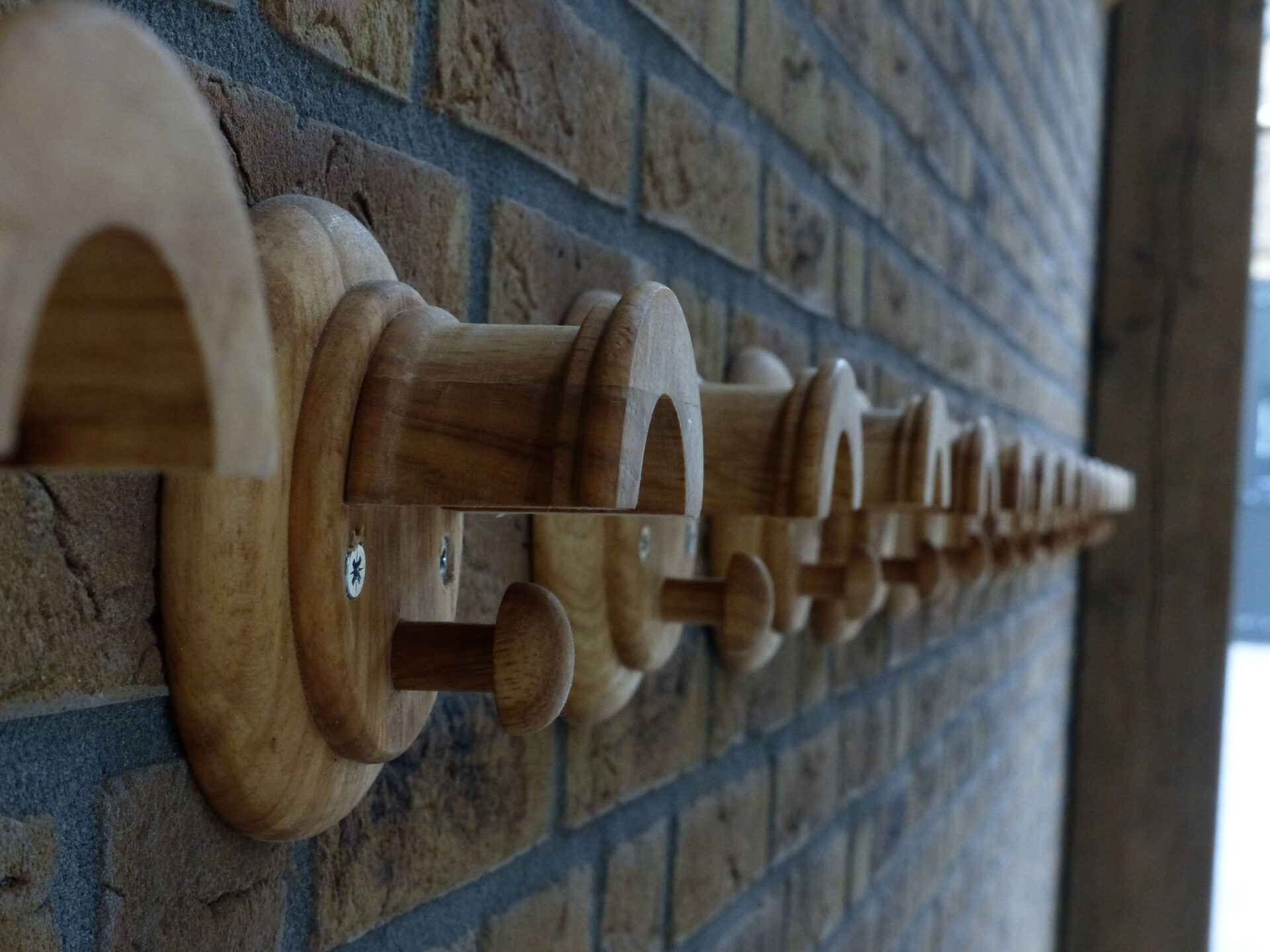 Detailfoto van houten kapstok knoppen