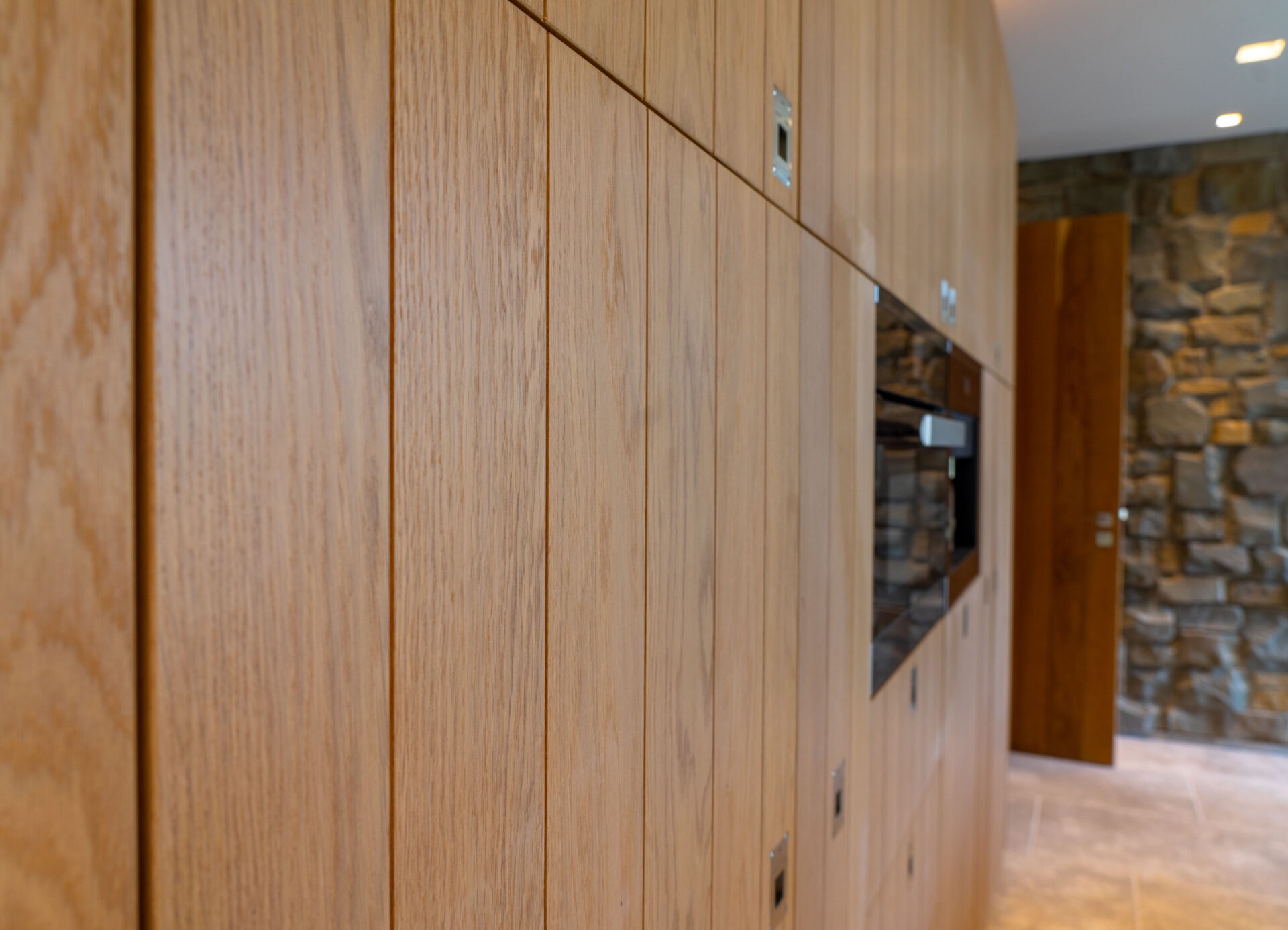 houten wandkast in keuken