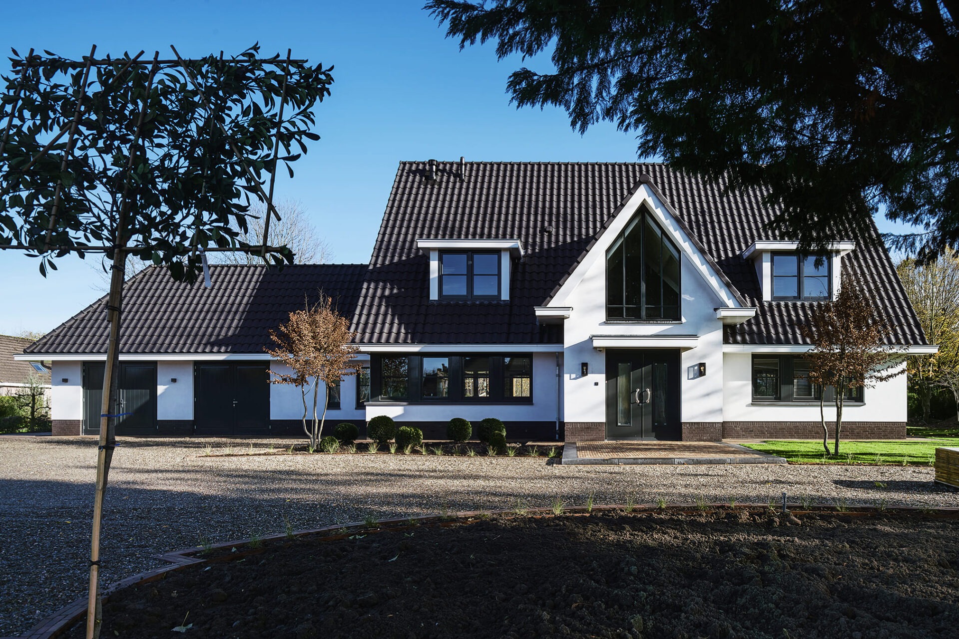 Voorzijde Villa BB vanuit de voortuin gezien.