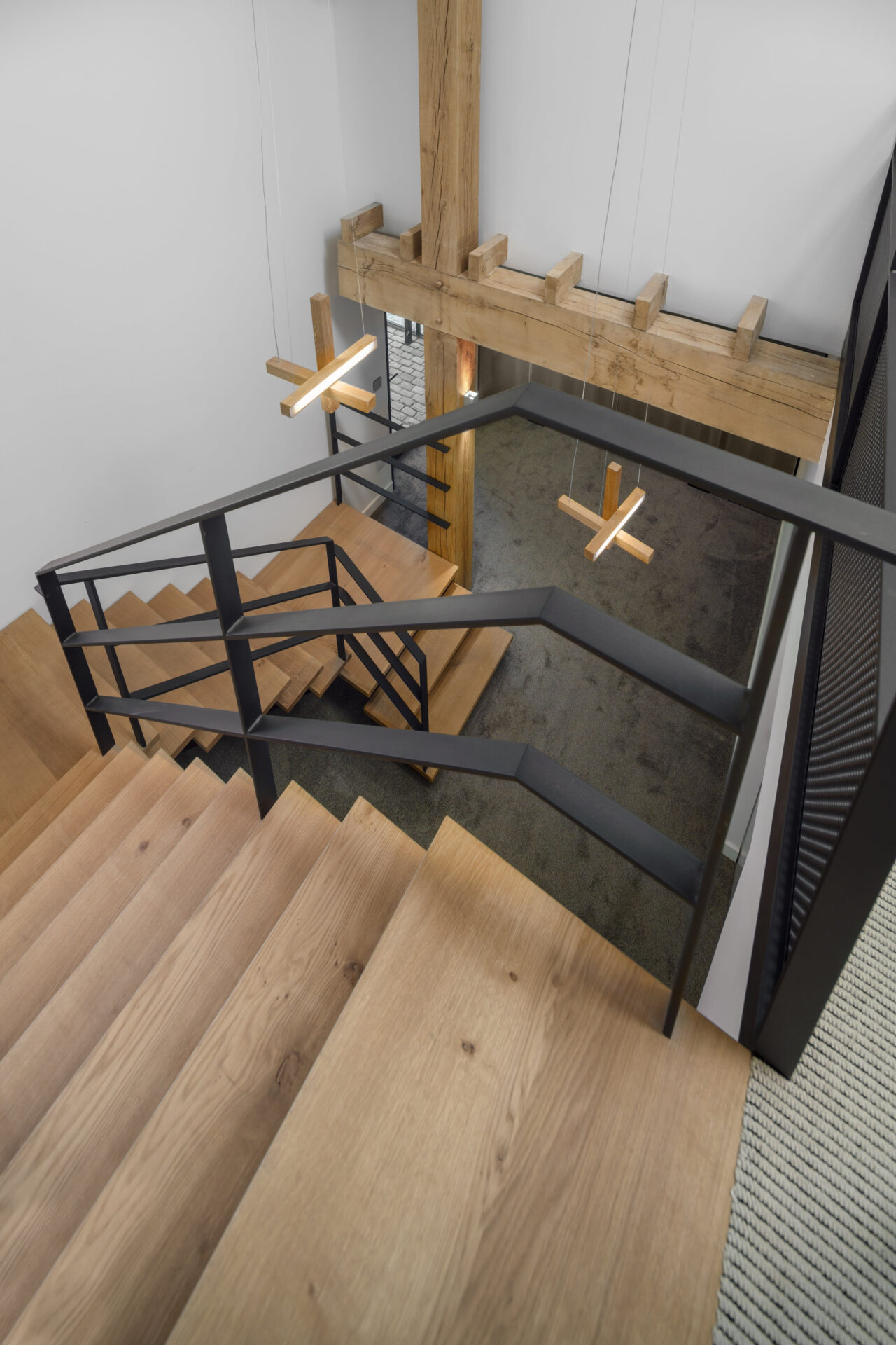Houten trap met stalen details in Villa BV