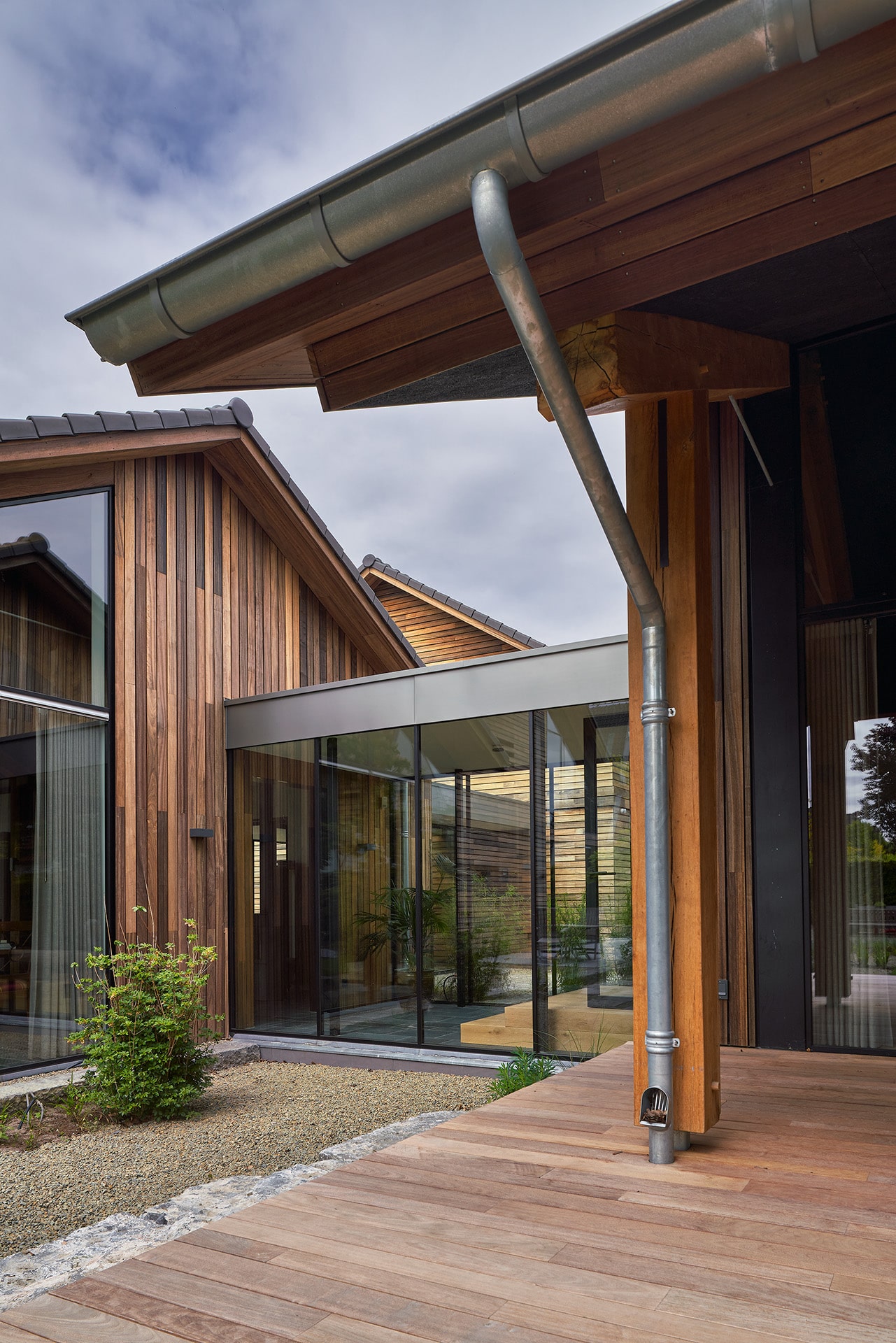 Detailfoto van de glazen verbinding tussen de twee gebouwen van Villa BV