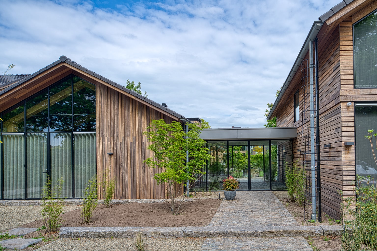 Detailfoto van de glazen verbinding tussen de gebouwen van Villa BV