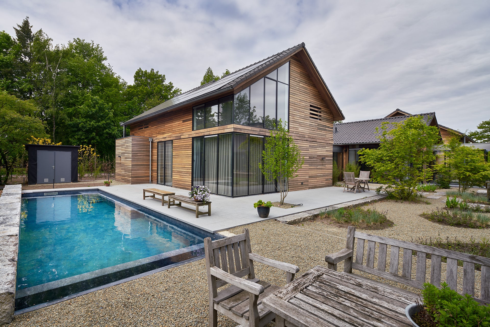 Tuin van Villa BV met daarin een zwembad