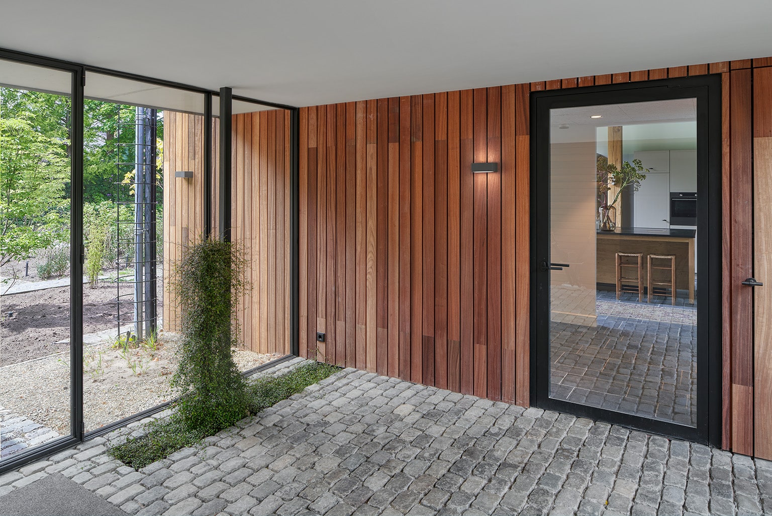 Binnenzijde van glazen verbinding tussen de twee gebouwen van Villa BV