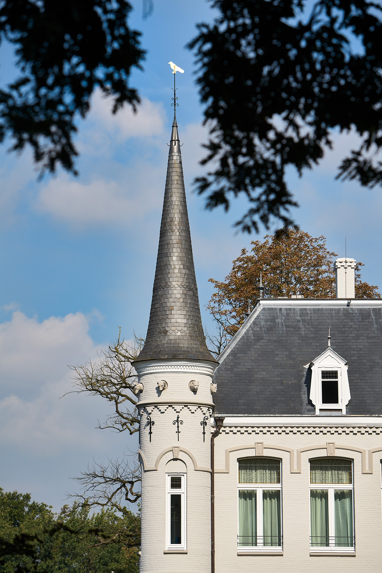Detailfoto van de toren boven op villa cv