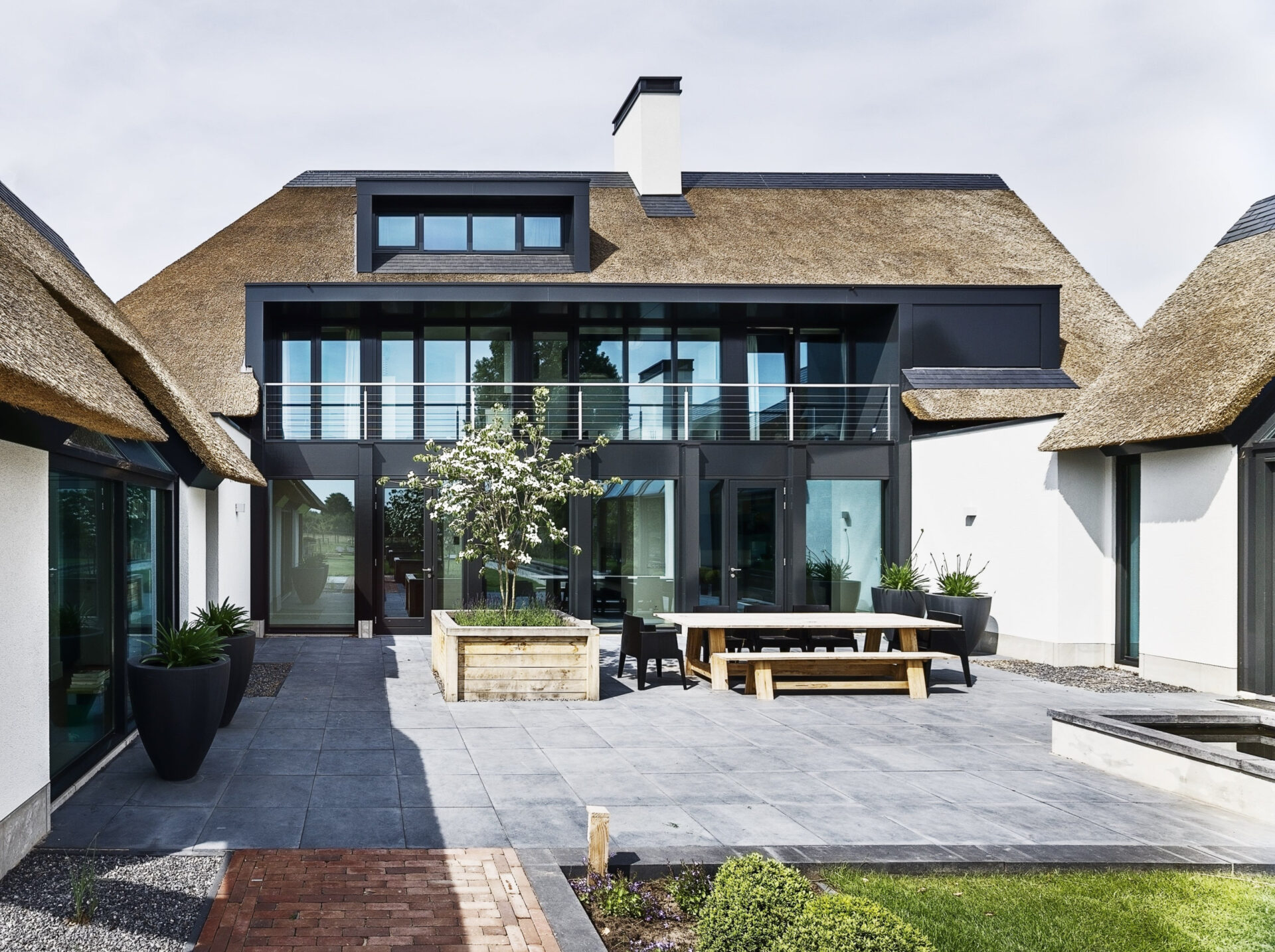 Achterzijde Villa CH met tuintafel en stoelen