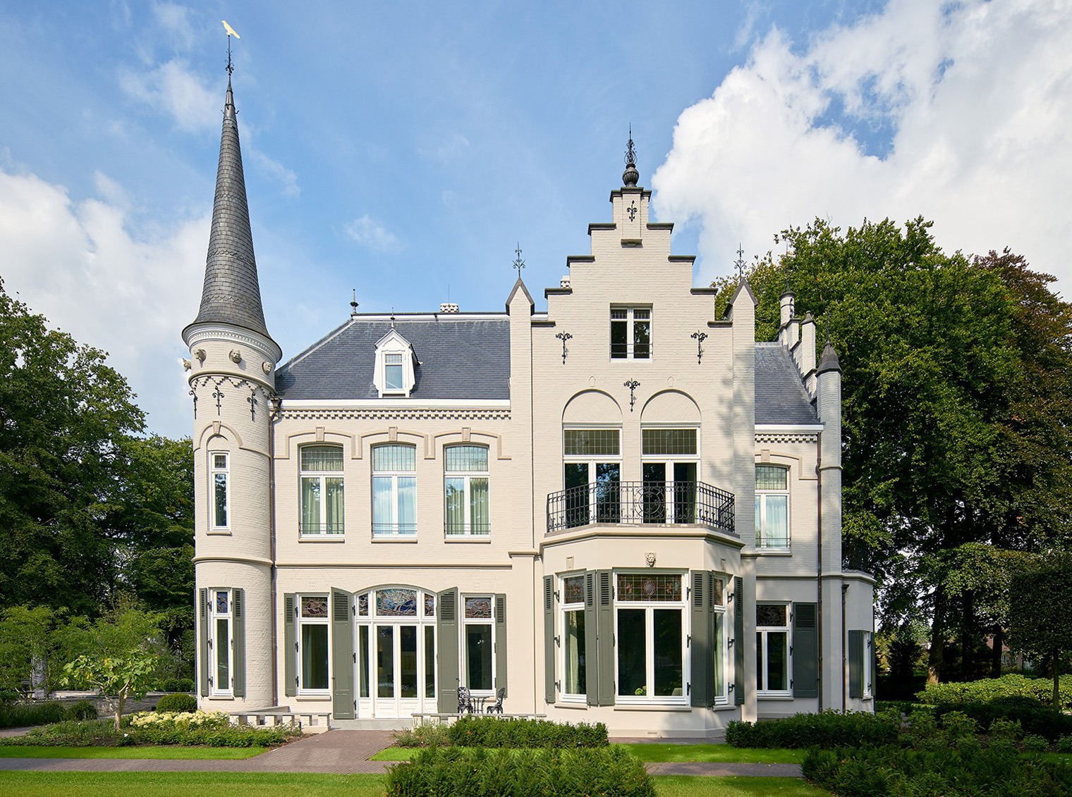 Vooraanzicht villa cv met een blauwe lucht op de achtergrond