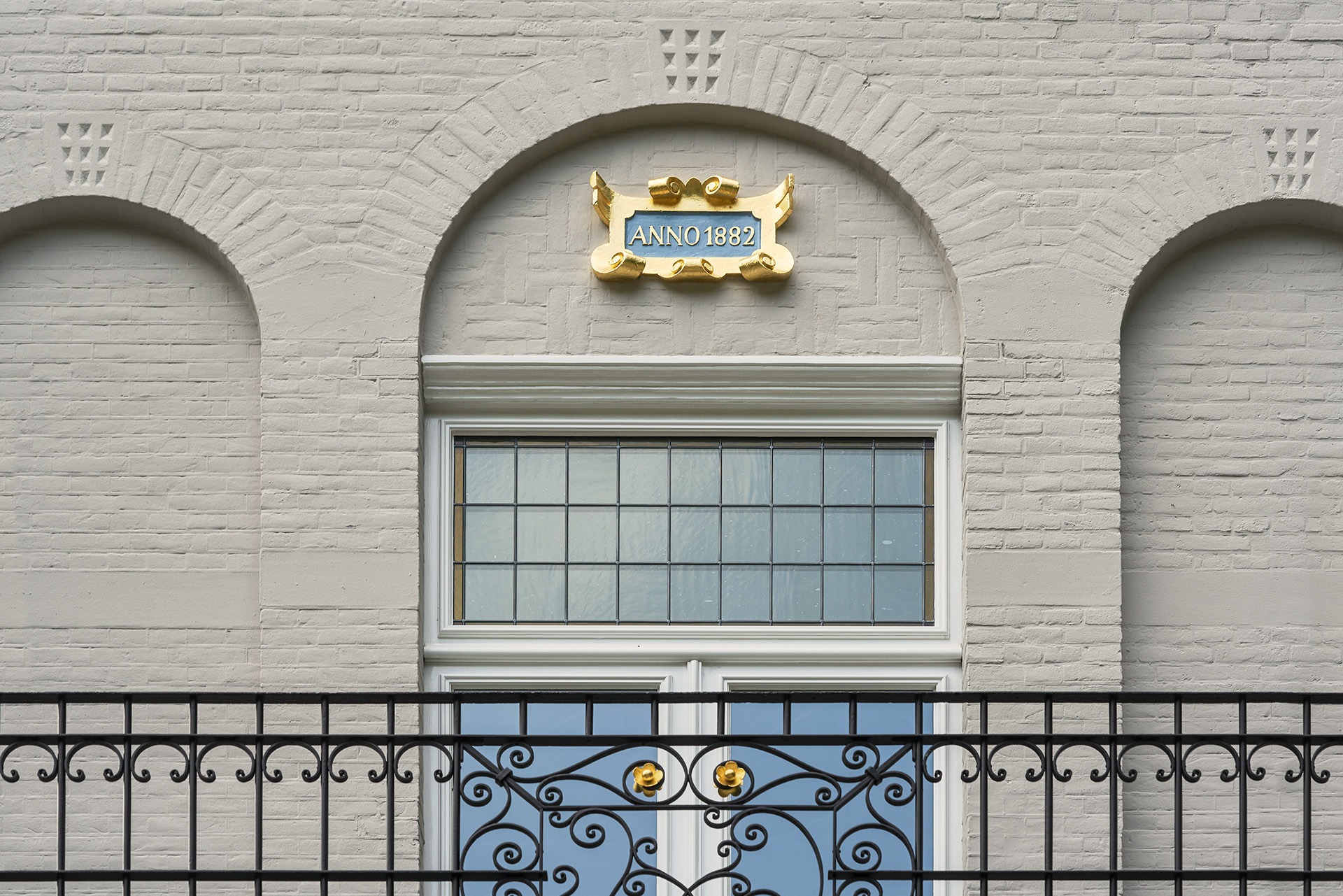 Detailfoto van een embleempje waarop staat anno 1882