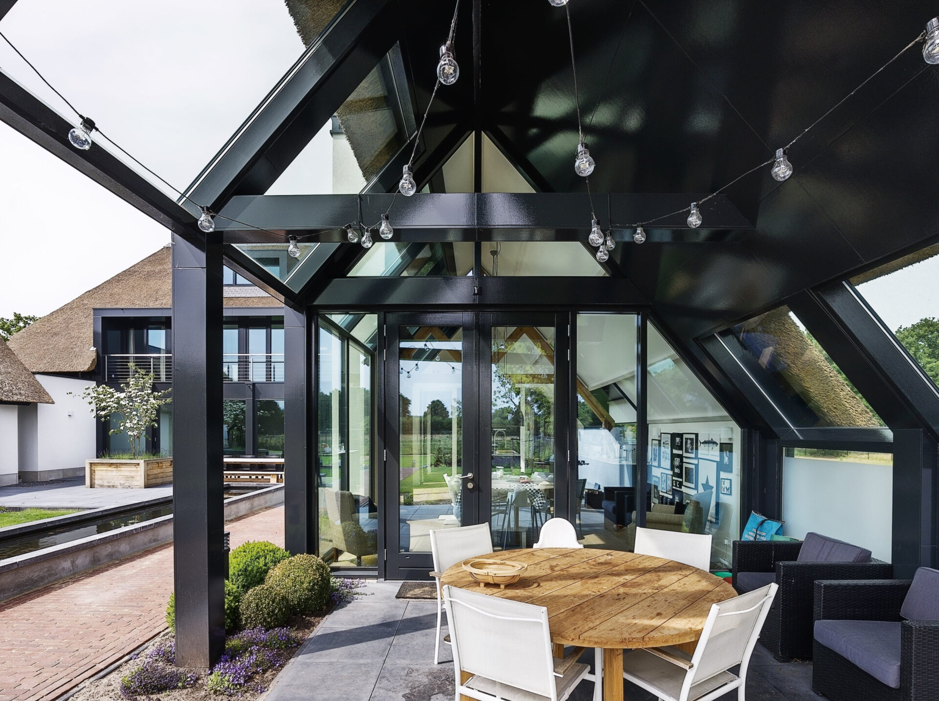 Detailfoto buitenruimte met tafel en stoelen bij Villa CH