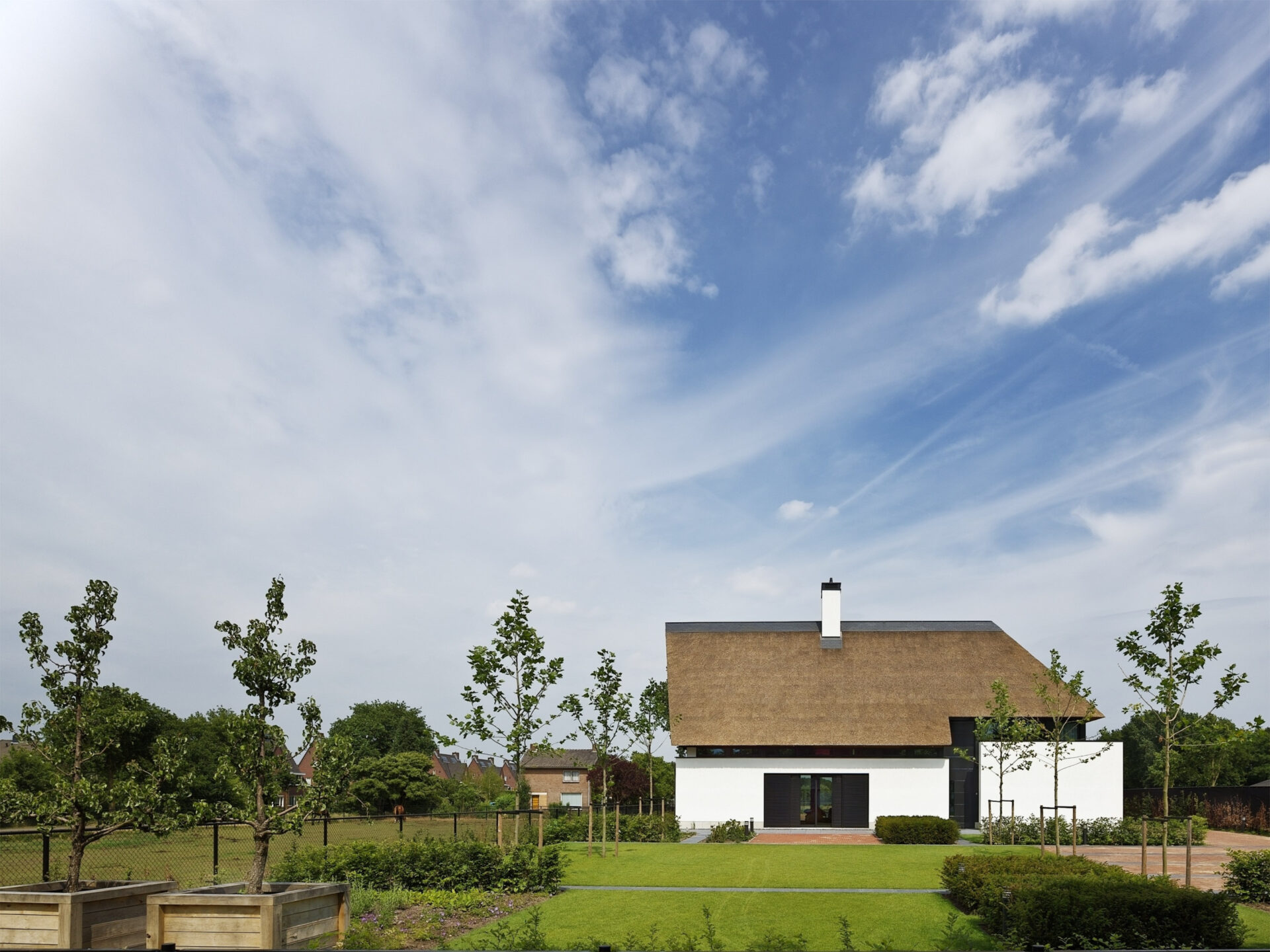 Aanzicht Villa CH met voortuin vanaf de weg gezien