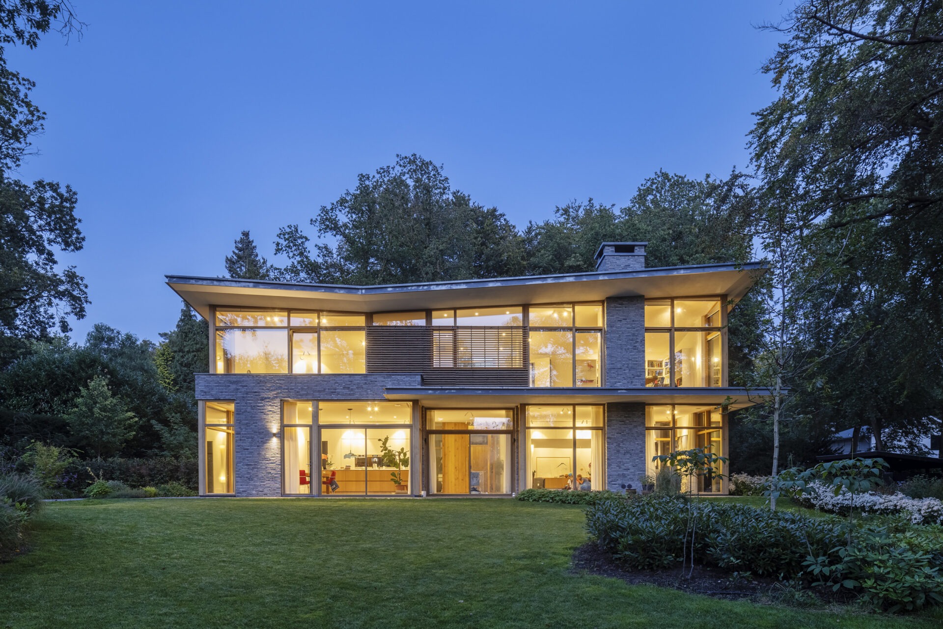 Achterzijde villa kleine vos in het donker