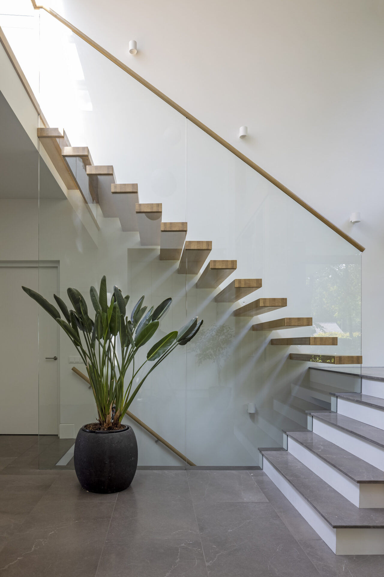 Open trap met glazen wand