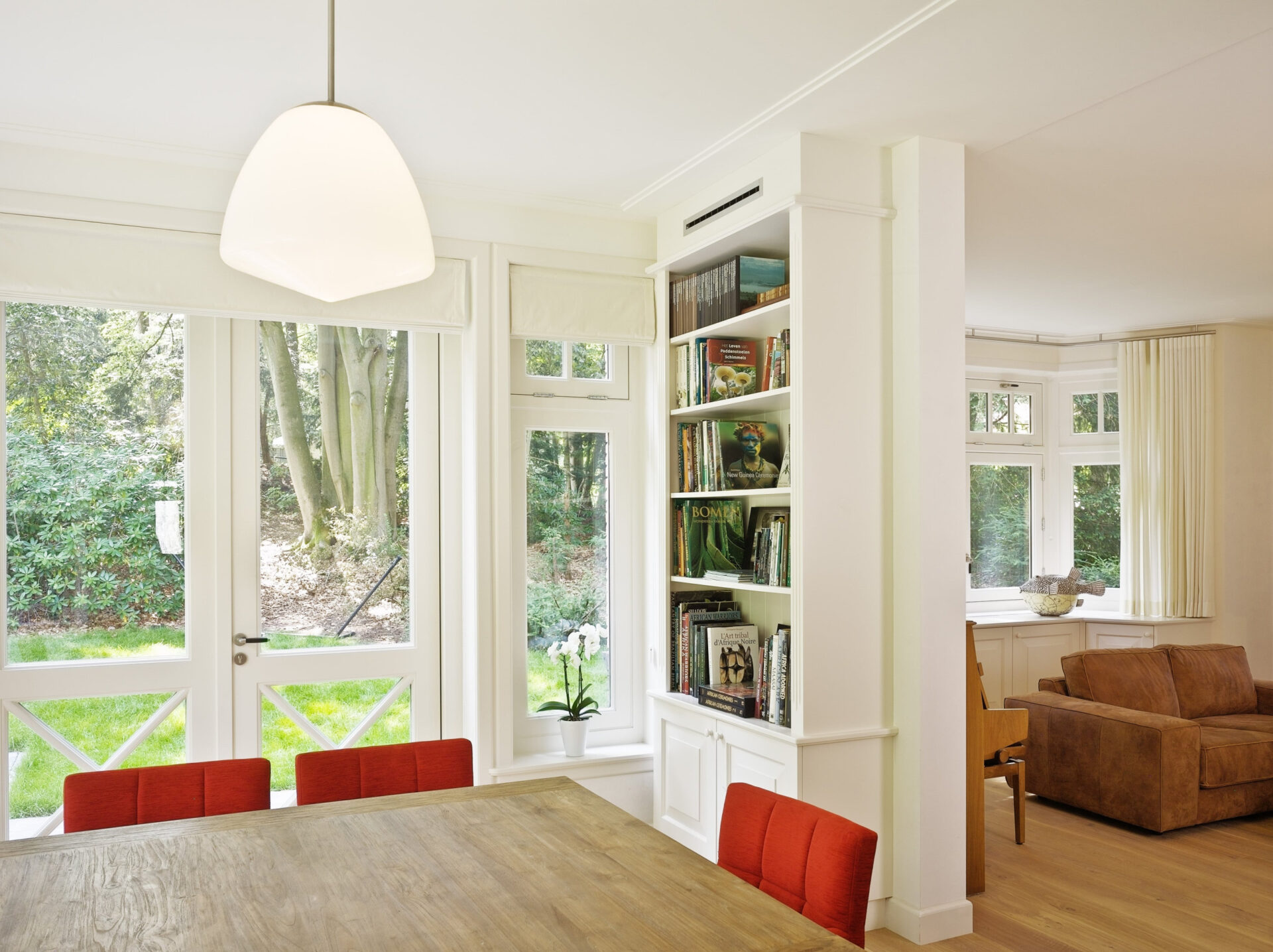 Keukentafel met rode stoelen in villa Hunnerberg