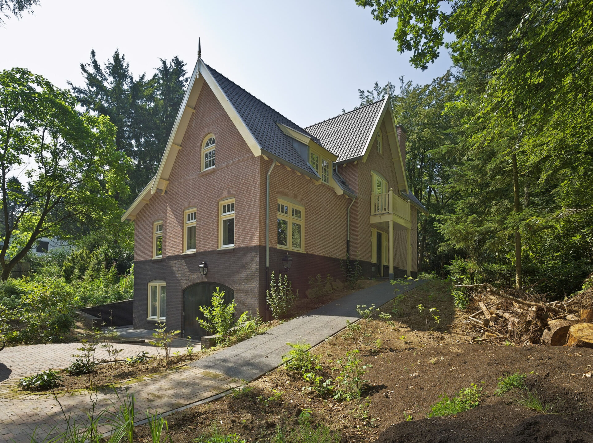 Zijkant villa Hunnerberg met looppad