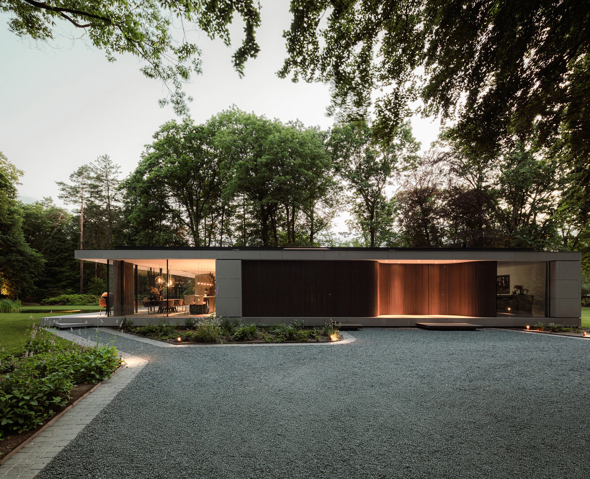 vooraanzicht Villa Jm met sfeerverlichting