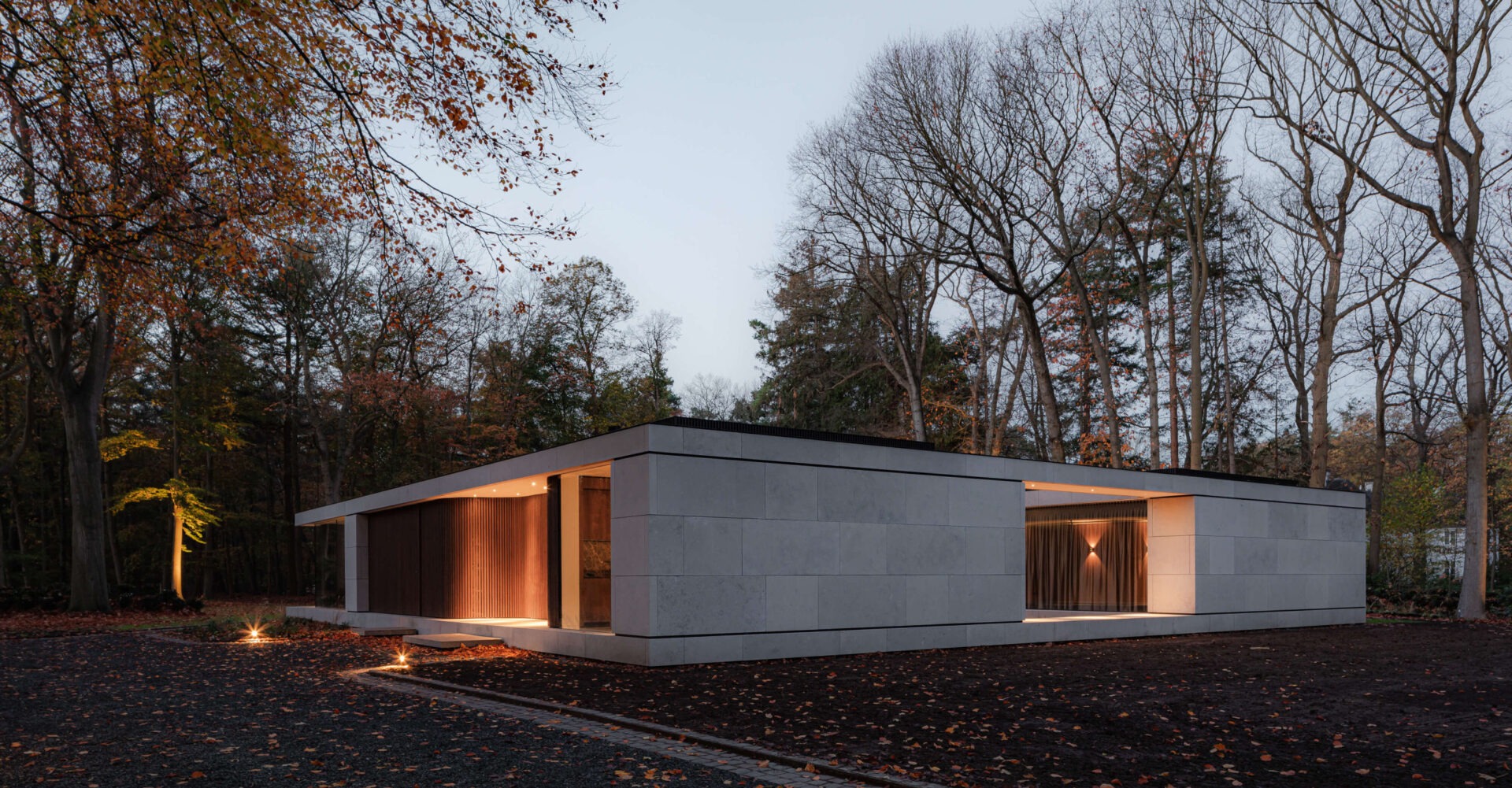 Zijaanzicht Villa Jm met sfeerverlichting