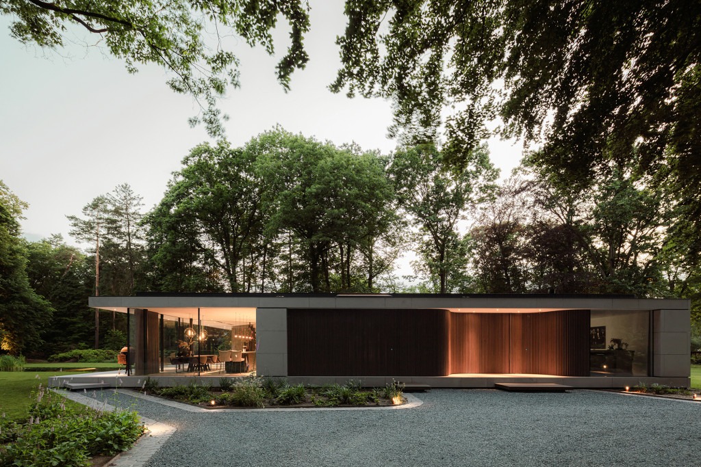 vooraanzicht Villa Jm met sfeerverlichting