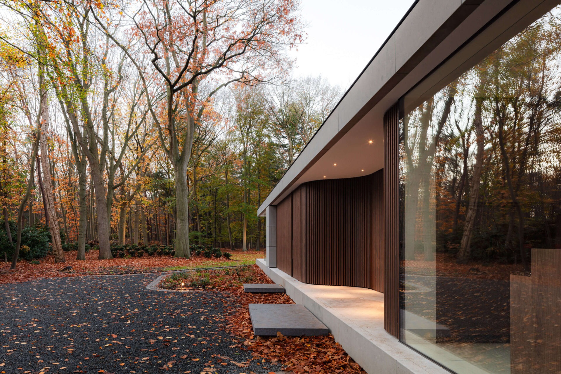 Voor aanzicht villa jm in de herfst