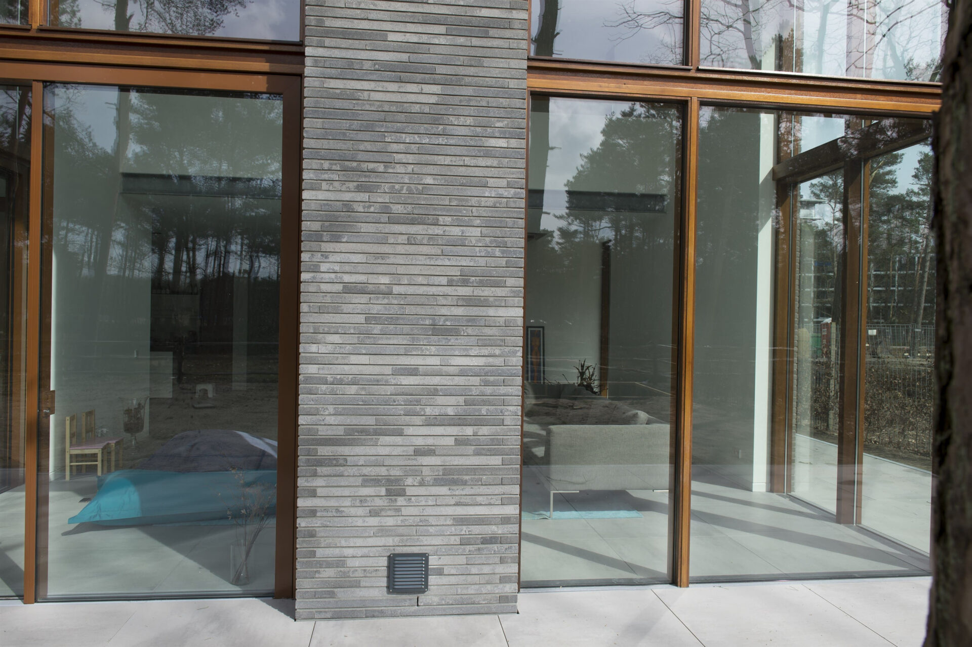 Detailfoto van metselwerk en raampartijen van Villa Kerckebosch