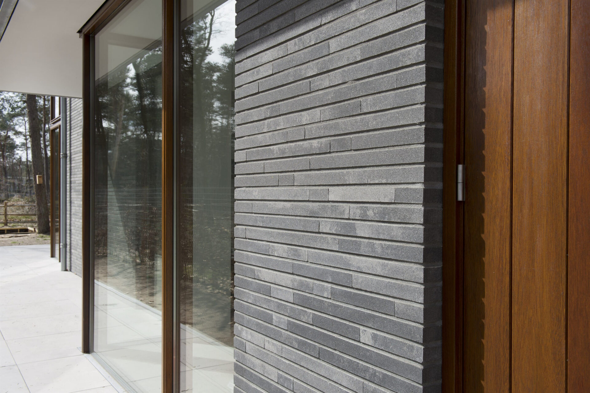 Detailfoto van metselwerk en raampartijen van Villa Kerckebosch