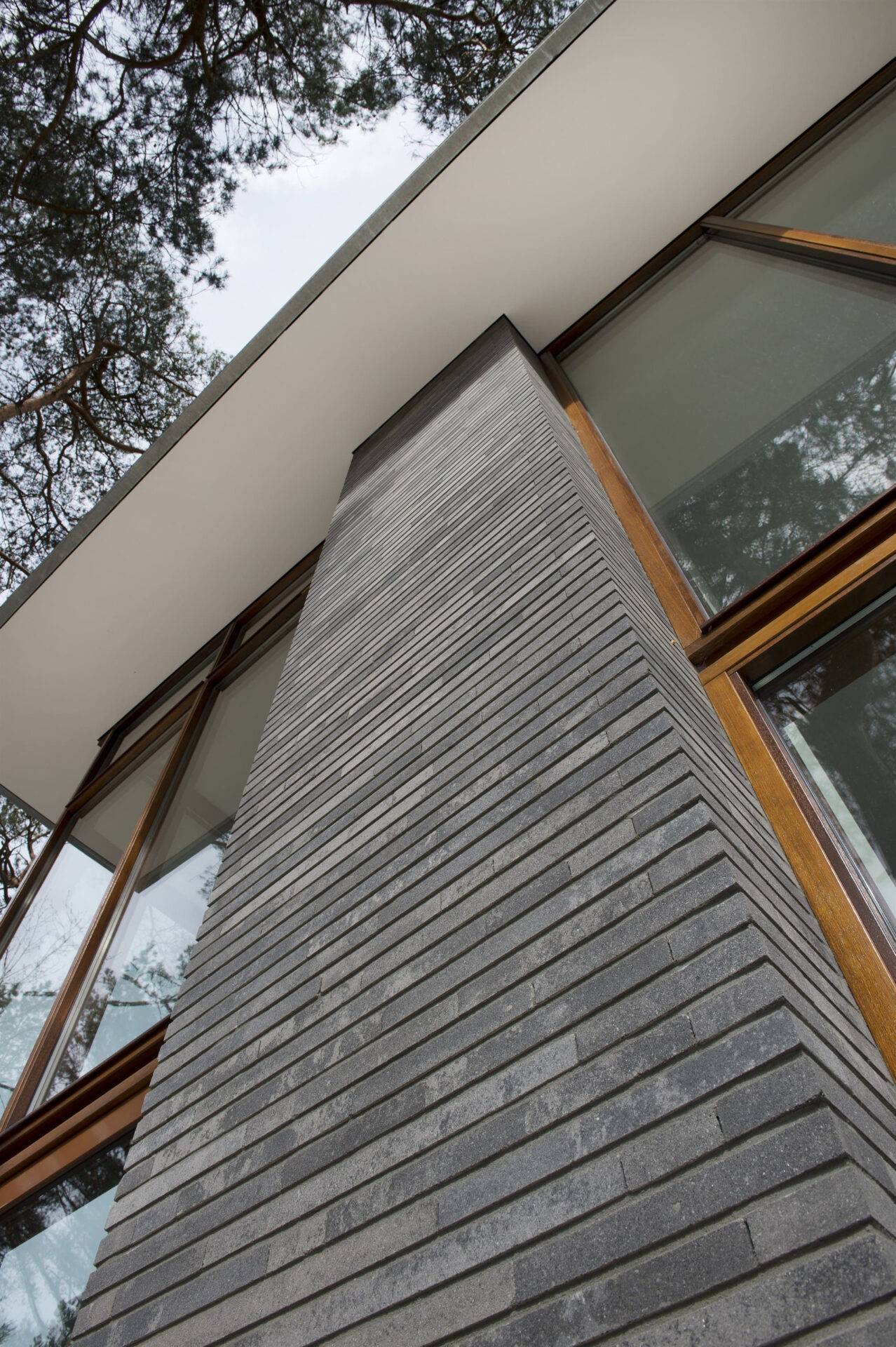 Detailfoto van metselwerk en raampartijen bij Villa Kerckebosch