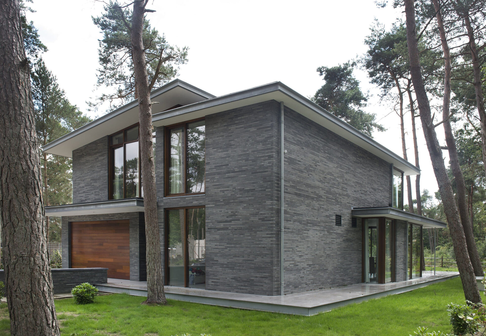 Aanzicht van Villa Kerckebosch met garage