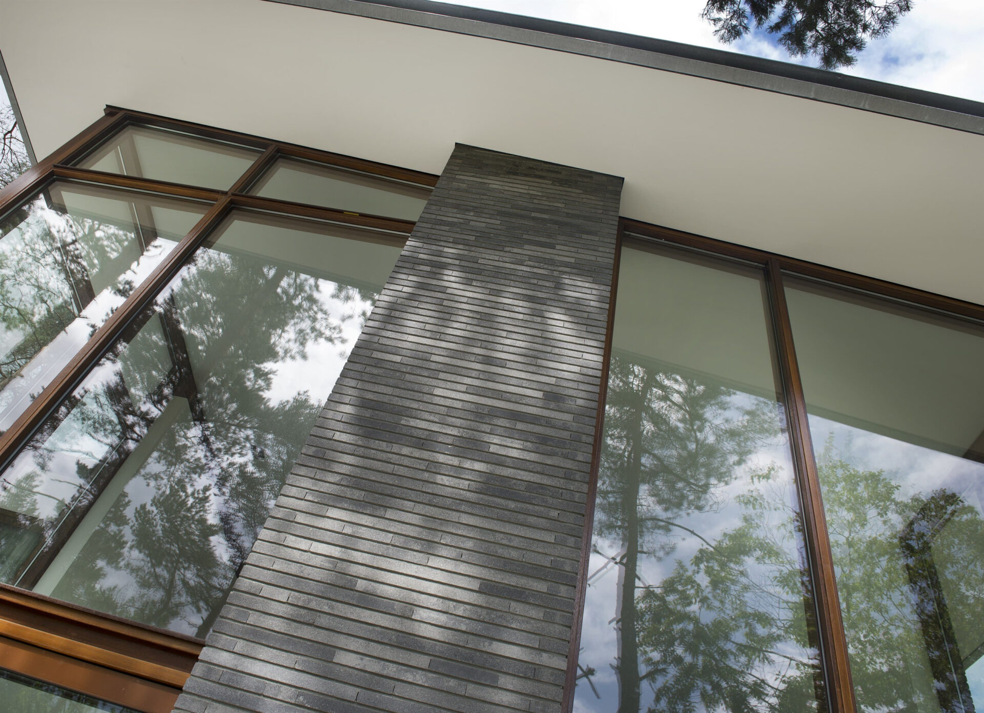 Detailfoto van metselwerk en raampartijen van de buitenzijde van Villa Kerckebosch
