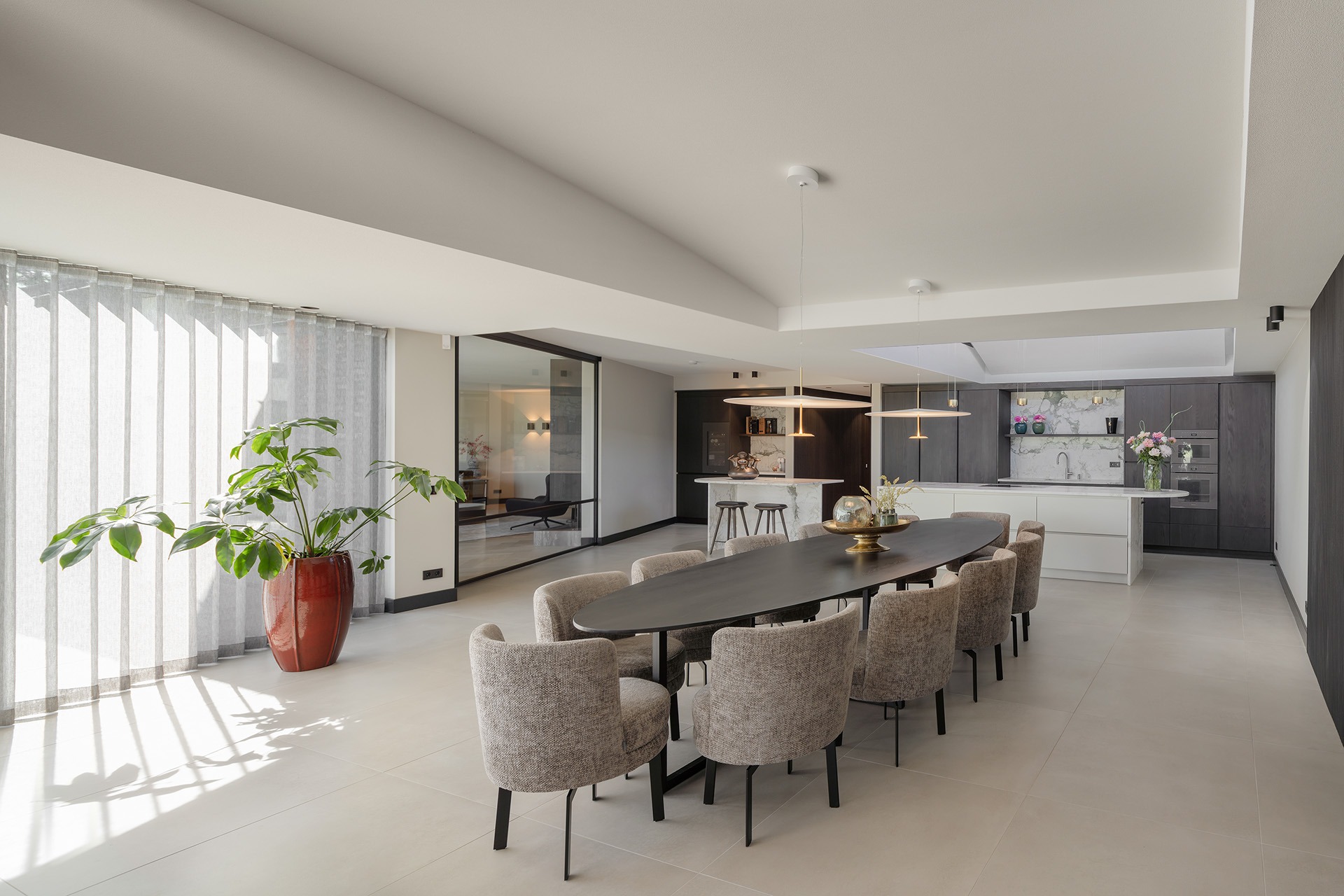 Moderne keuken van Villa MB met daarin een grote ovalen tafel