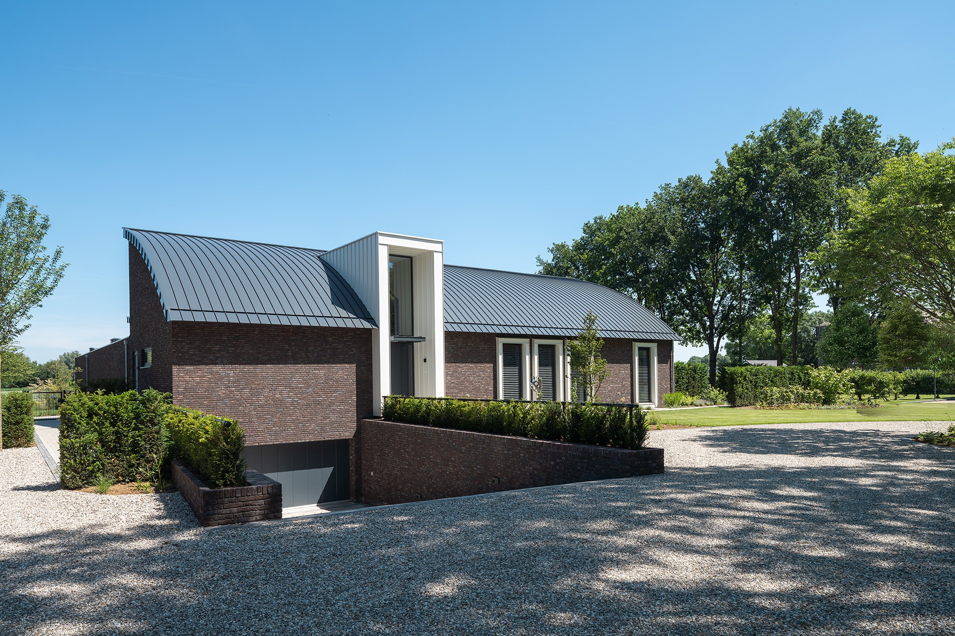 Detailfoto van garage onder Villa MB vanuit de buitenzijde gezien