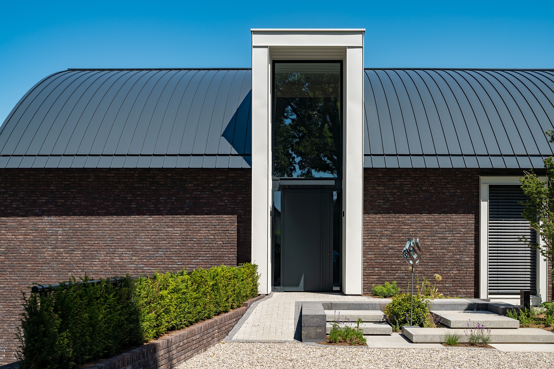 Detailfoto van entree van Villa MB gezien vanuit de voortuin